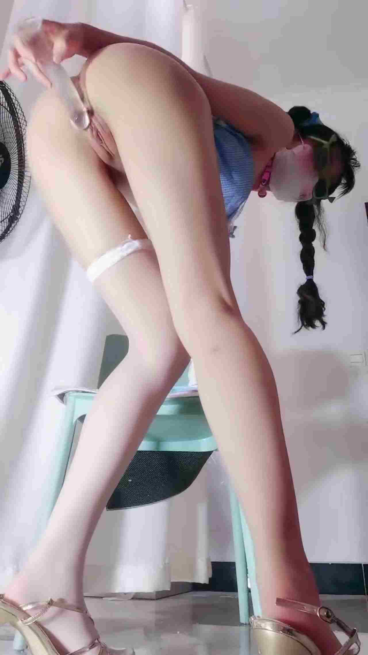  夏天来了 长腿妹妹给你们看养眼的福利 的剧照2