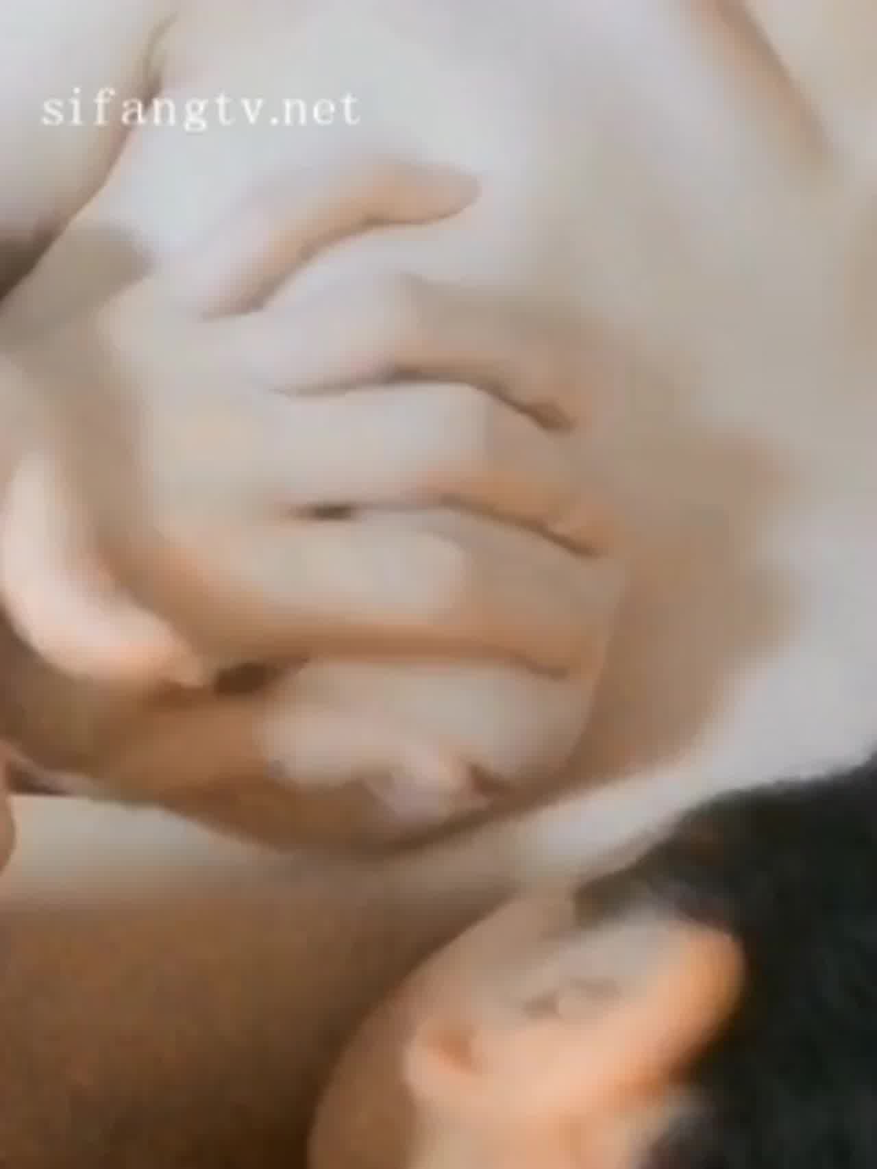  网曝门事件，英国伦敦留学生Moolan性爱私拍流出 被外籍男友扛腿猛操 漂亮美乳呻吟 的剧照4