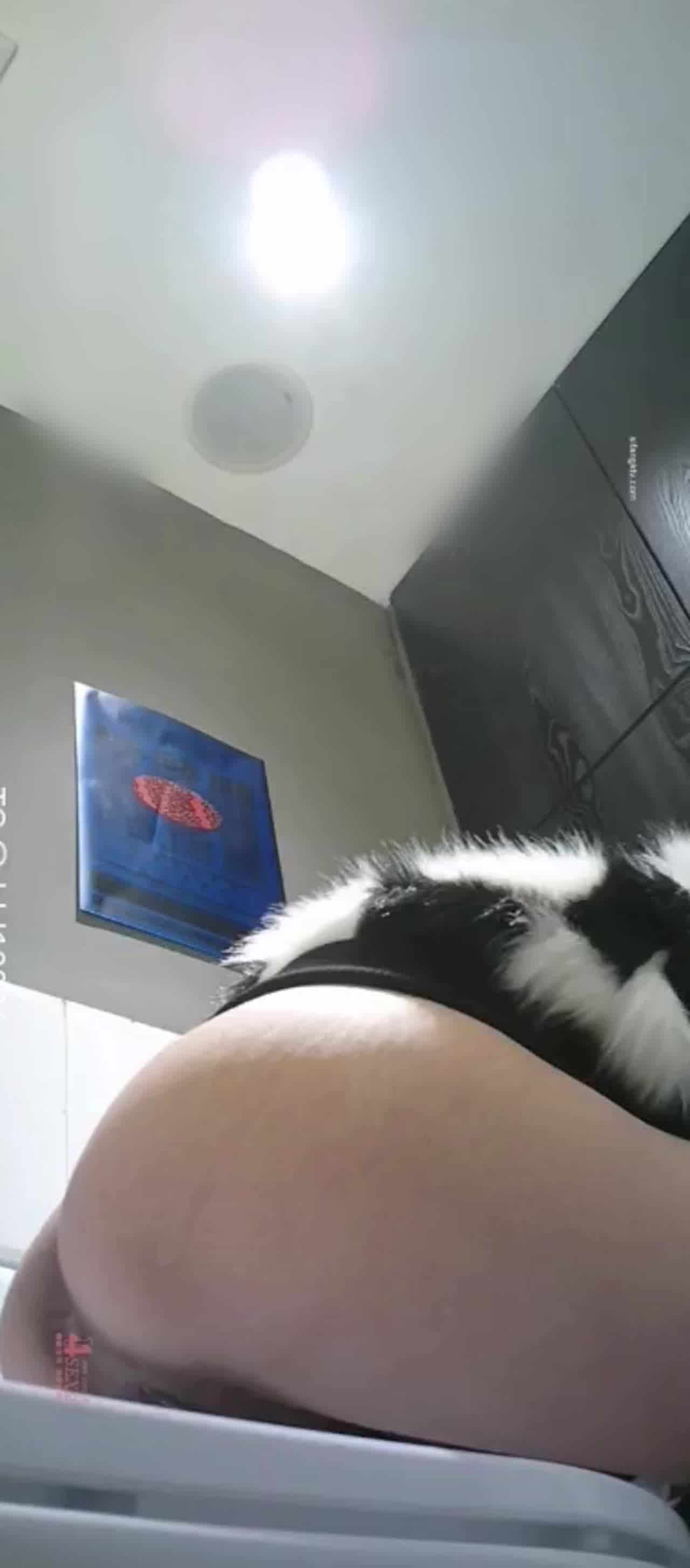  高颜质美女上厕所被针孔偷拍 的剧照9