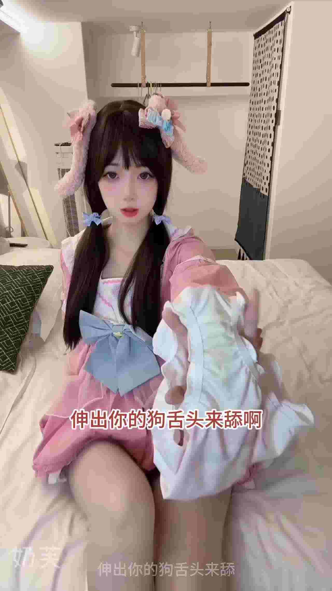  【最好的寸止女s博主！边自慰第一视角看逼挑战】脱下内裤塞到逼里，狗狗舔，你能在这种语言下坚持到射吗？ 的剧照2