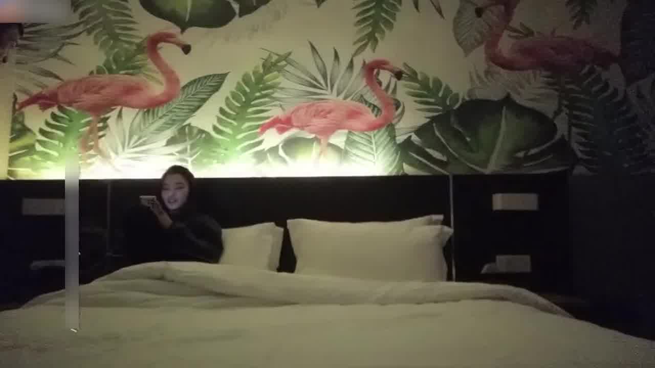  【叫鸡碰到前女友闺蜜】全程精彩对白：你知道是我还约啊？好尴尬要不退钱陪你聊天吧。男主还忽悠无套 的剧照1