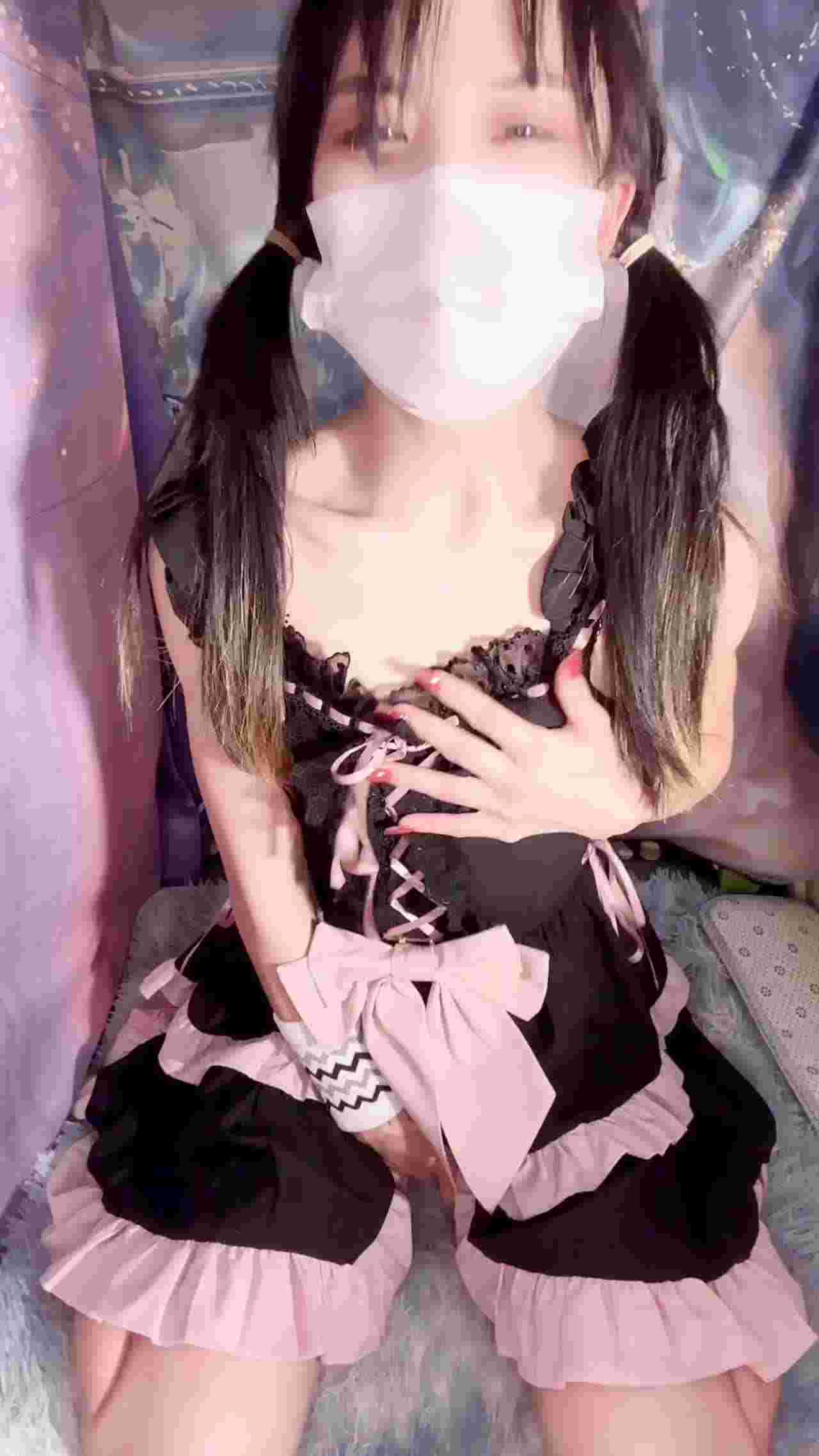  原创 饥渴萝莉自慰求操 的剧照1