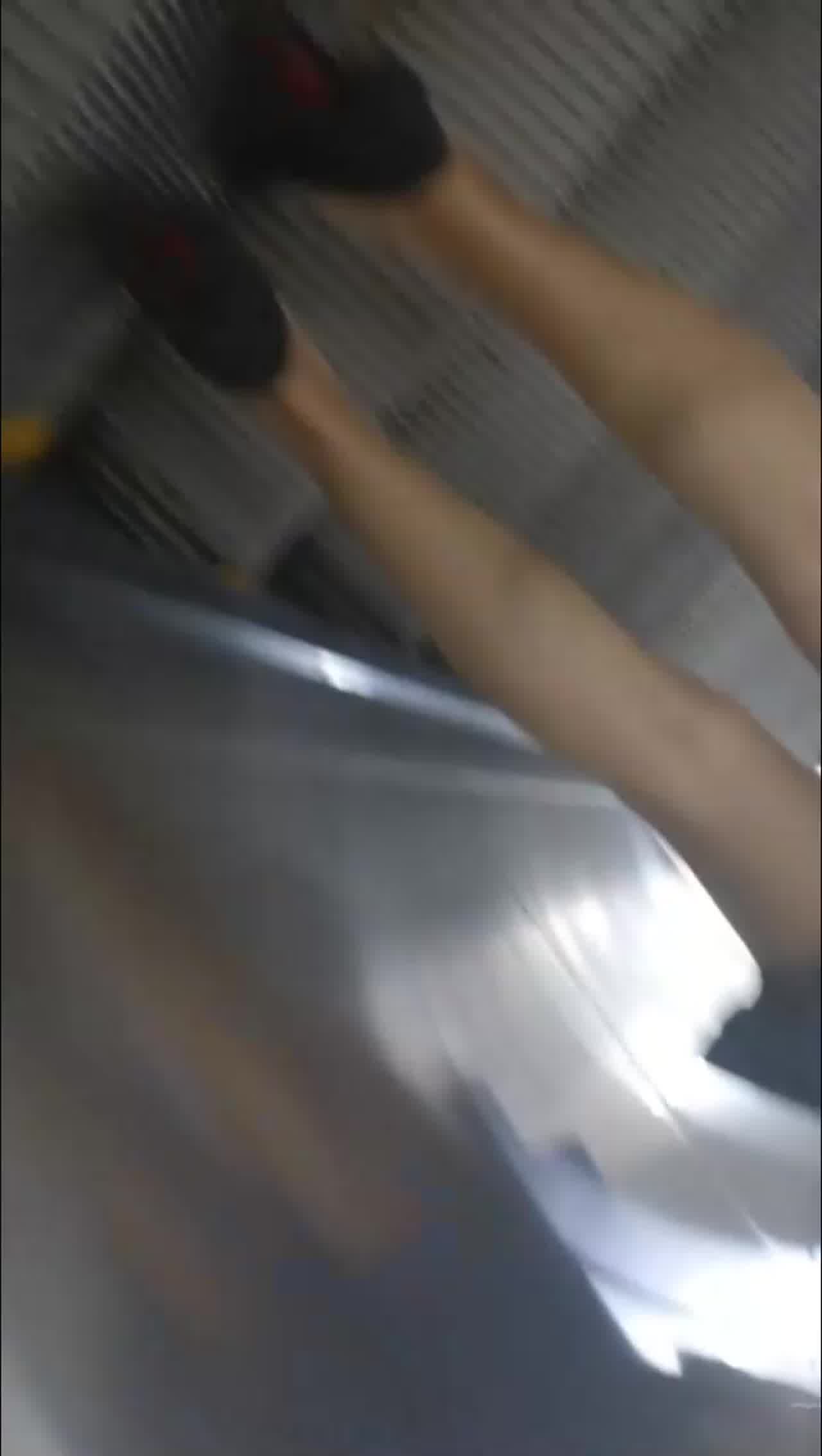  【重磅黑料】户外大神，公共场所，尾随美女，掏出鸡巴就对臀部喷射精液！翻车了：哎呀变态，曹尼玛，傻B啊 的剧照4