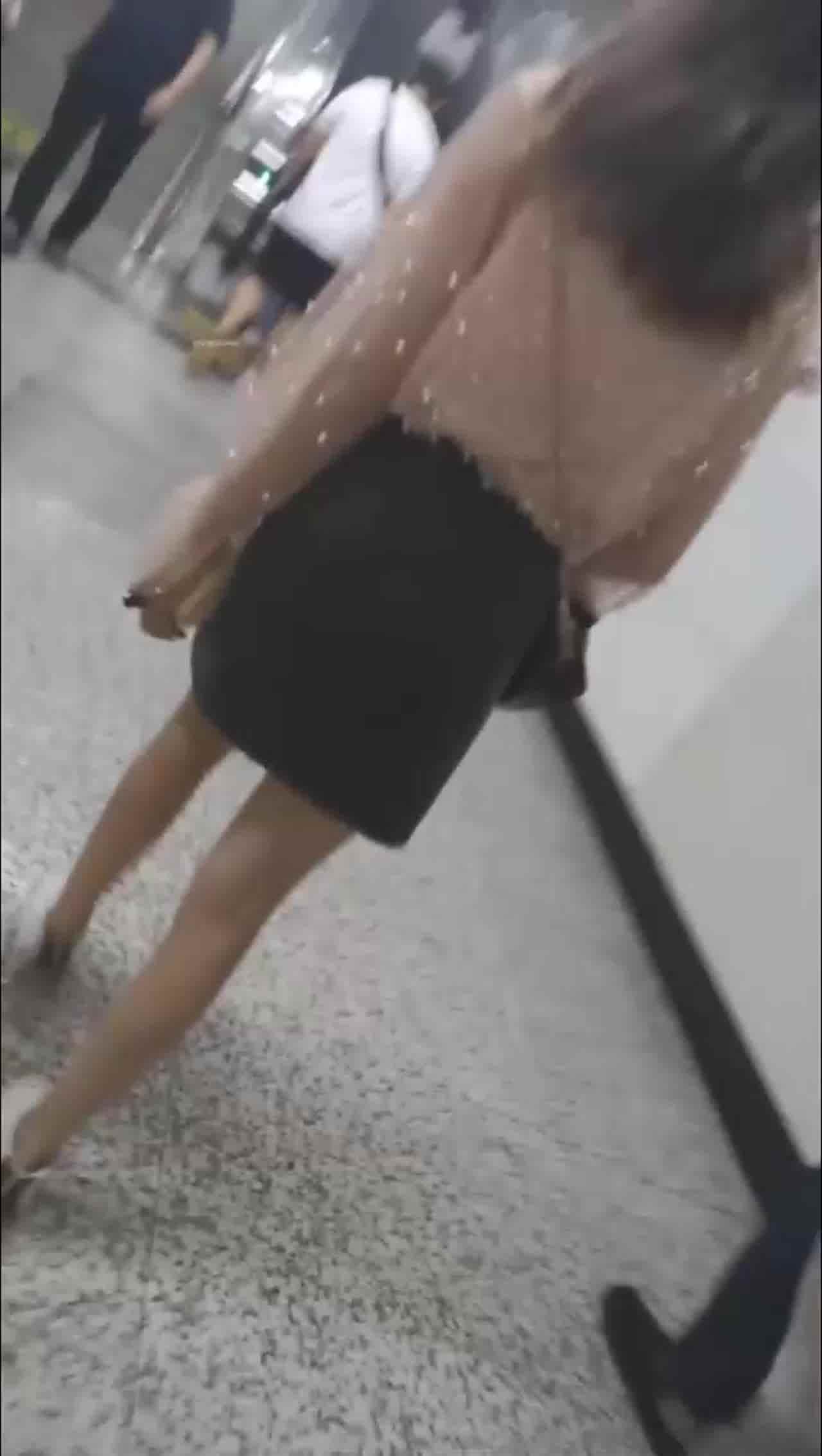  【重磅黑料】户外大神，公共场所，尾随美女，掏出鸡巴就对臀部喷射精液！翻车了：哎呀变态，曹尼玛，傻B啊 的剧照7