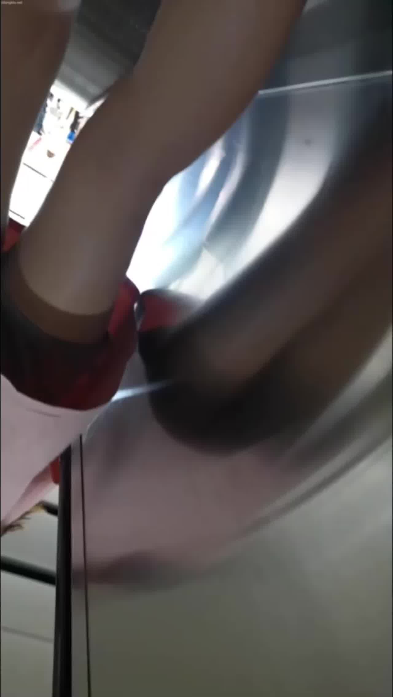  【重磅黑料】户外大神，公共场所，尾随美女，掏出鸡巴就对臀部喷射精液！翻车了：哎呀变态，曹尼玛，傻B啊 的剧照8