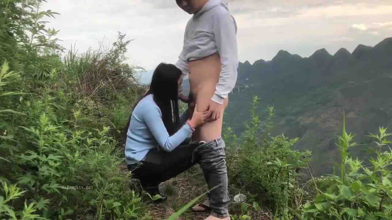  【野外偷情】留守少妇耐不住寂寞，与炮友爬山野战，真TM刺激，浪叫不止，差点被发现 的剧照5