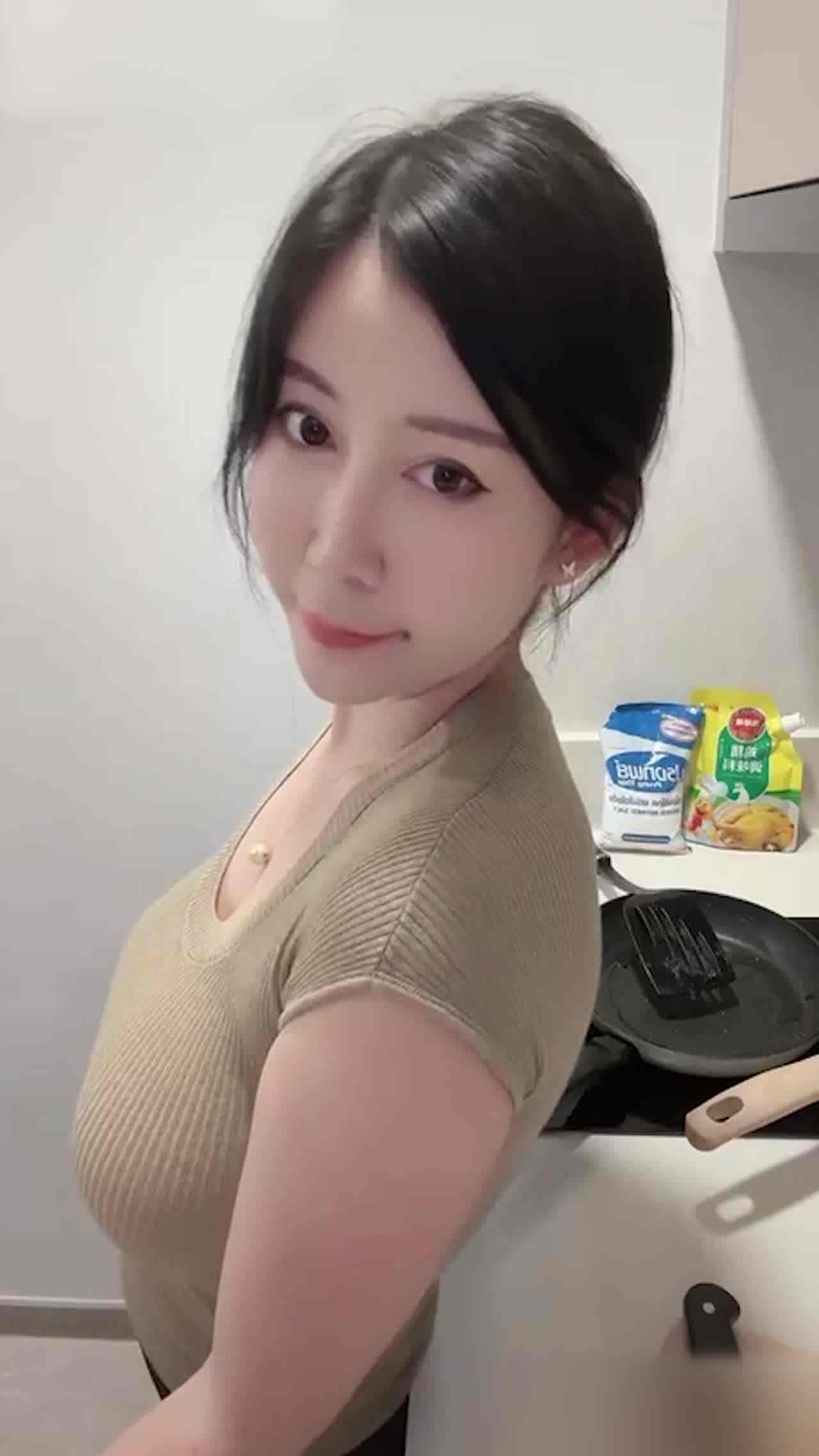  熟女OL美女就爱被玩自己的白虎鲍鱼 的剧照8