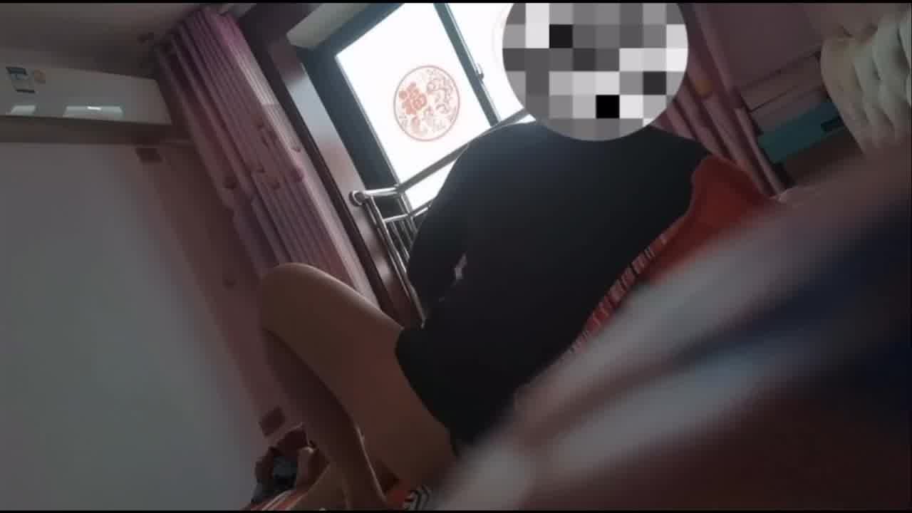  父女乱伦郑州真实强上女儿事件，突然锁门，然后强推脱衣服，女儿一直在哭不要，父亲不断pua就当吃棒棒糖 的剧照3