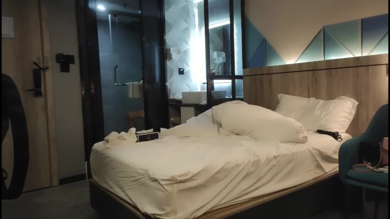  极品03年小萝莉，前凸后翘_娉娉婷婷，好兄弟观摩，少女胴体她不香吗？ 的剧照5