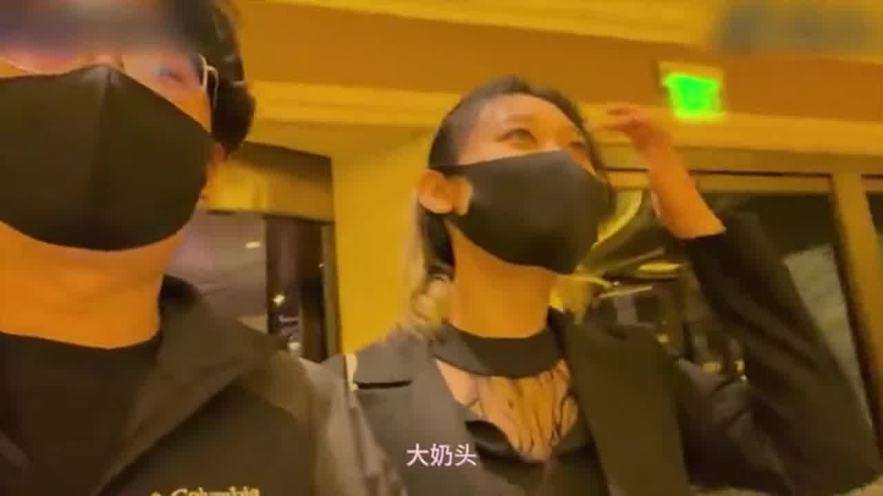  操翻性感女秘书 的剧照4