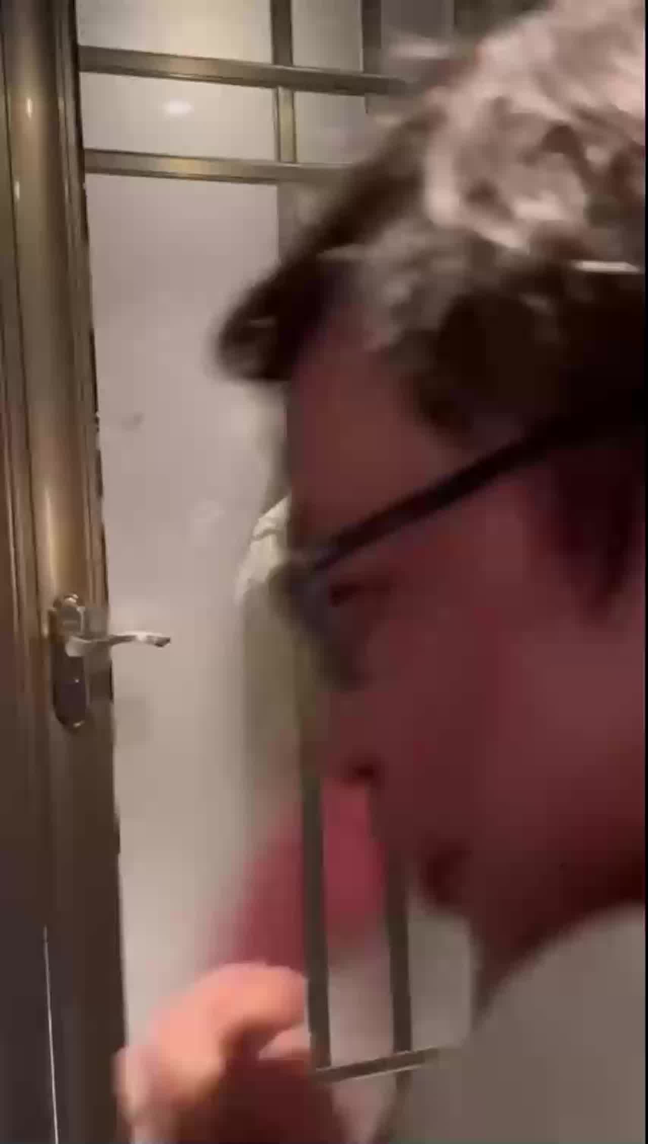  为什么不去酒店开房呢？非要霸占公共厕所，被拍了吧 的剧照4