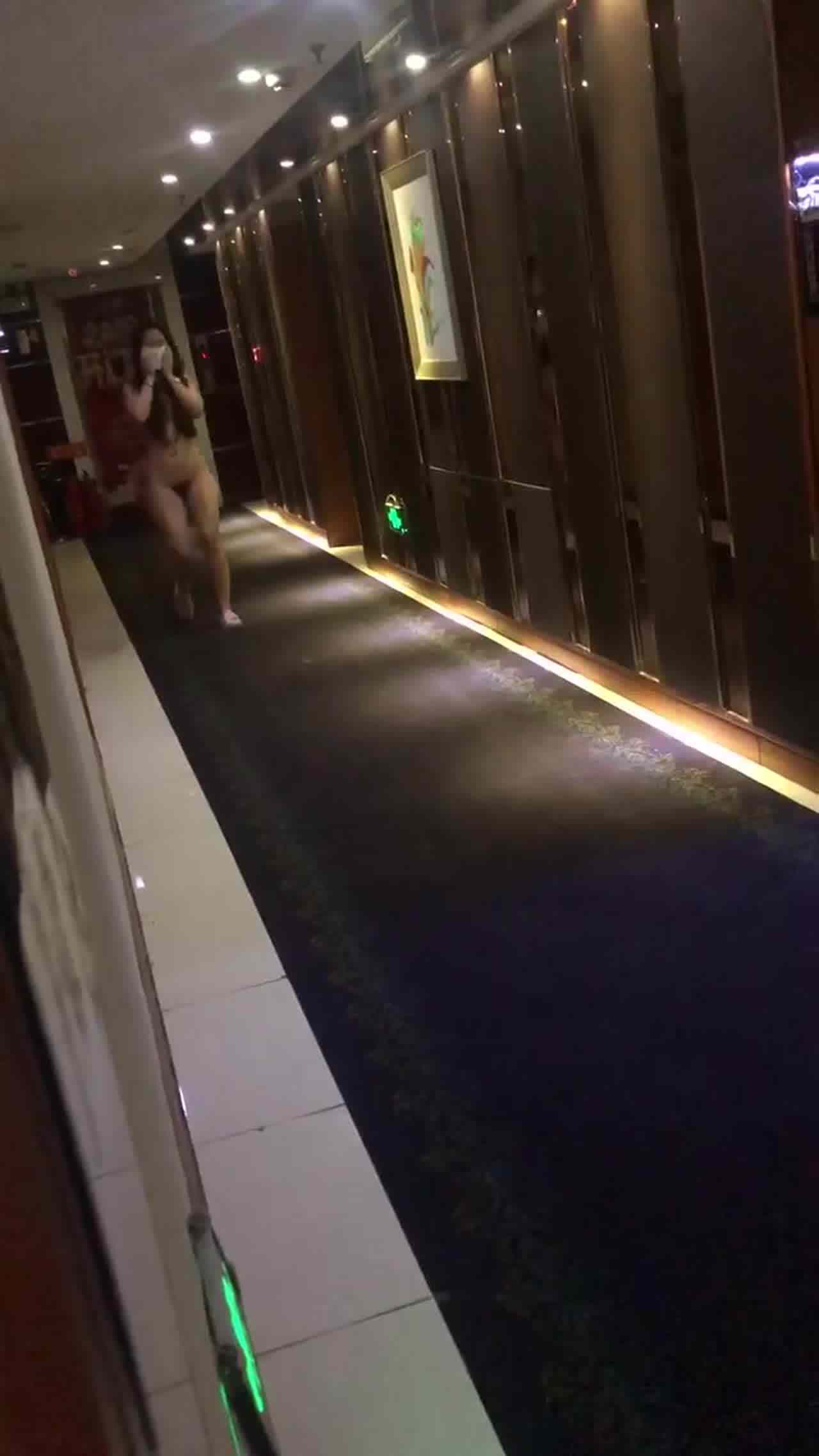  宾馆走廊走秀一圈 的剧照9