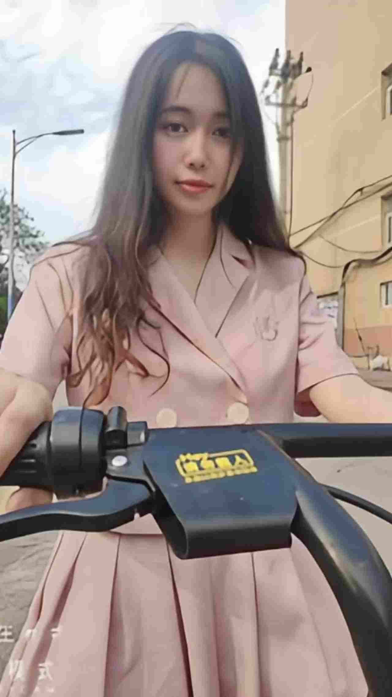  小公寓猛操白嫩的D奶小女友 的剧照10