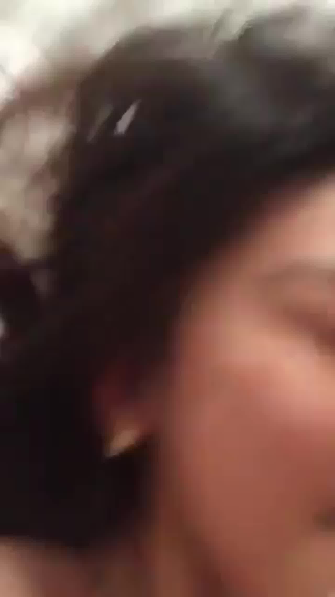  淫荡的表情实在受不了 的剧照6