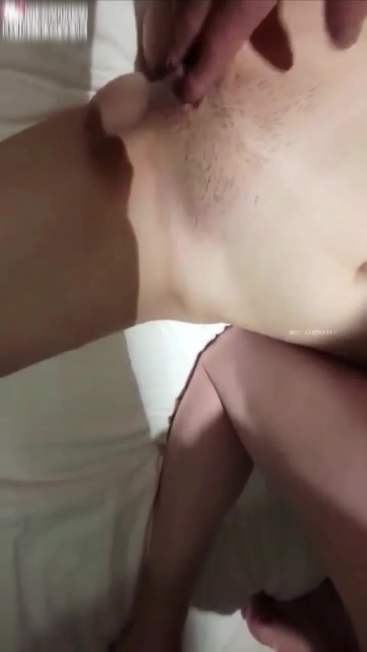  被几个混混抓住把柄的学生妹 的剧照6