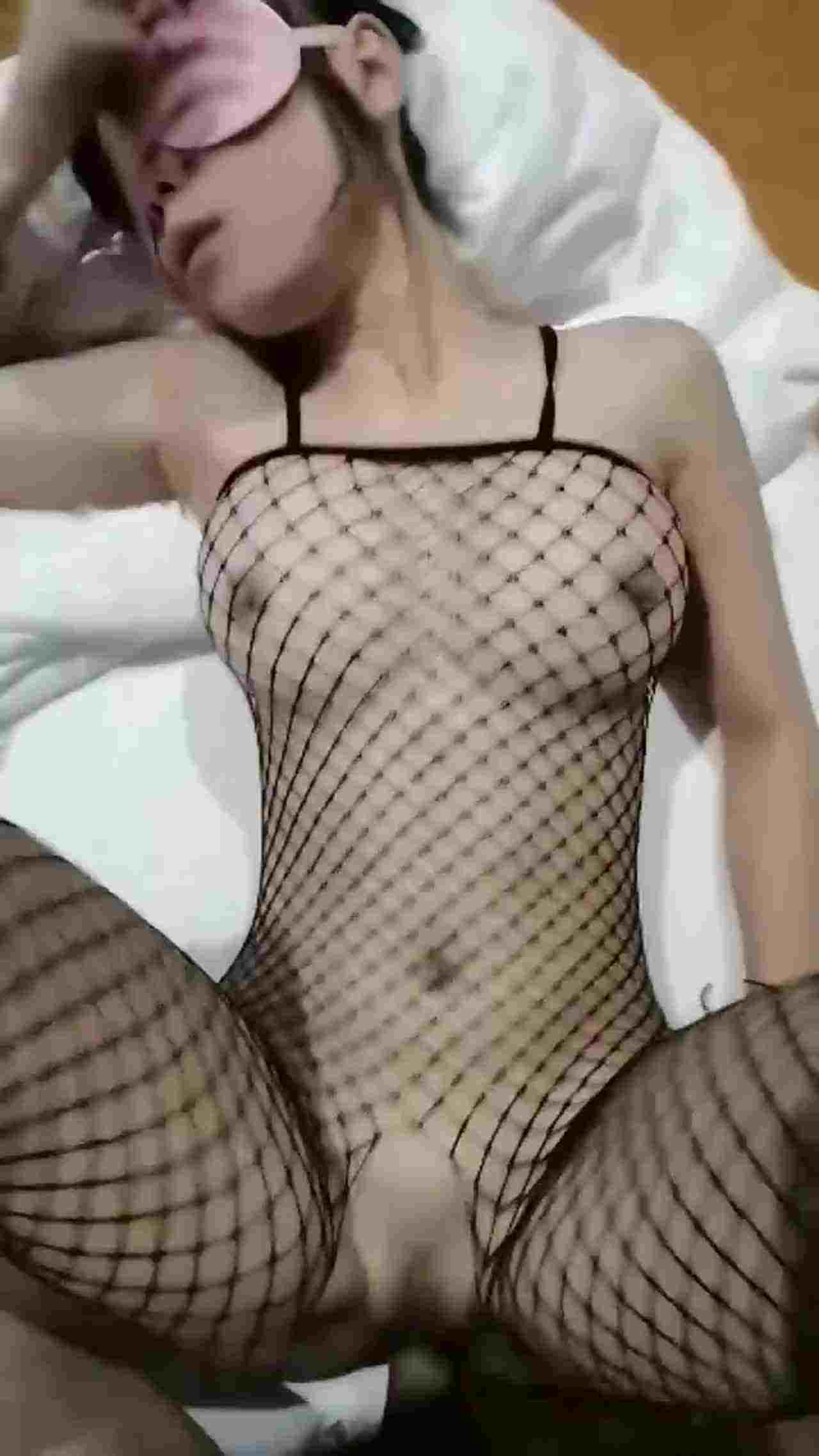  网衣主妇趁孩子不在疯狂做爱 的剧照2