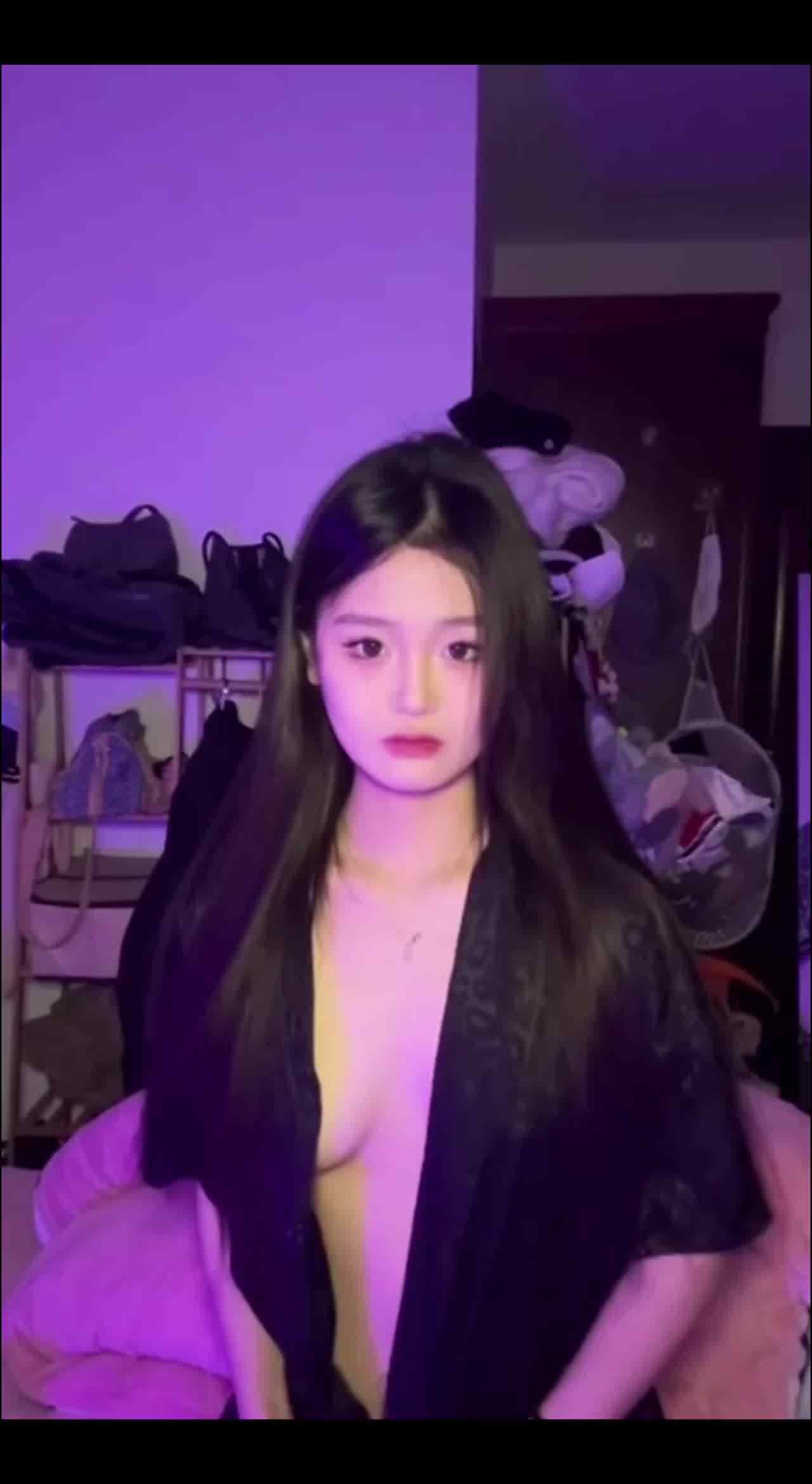  【网红黑料】抖音网红被男友出卖，大量生活照和视频泄密，长相清纯听话，快被男友操哭了还一直忍着！ 的剧照8