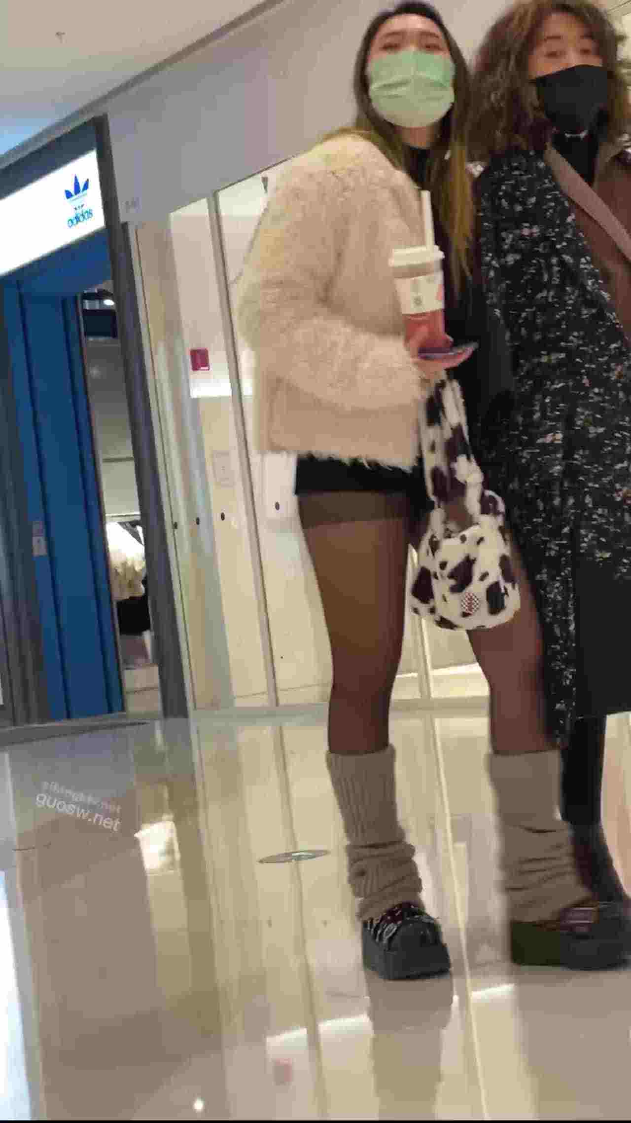  偷拍y2k少女逛街裙底走光 的剧照6