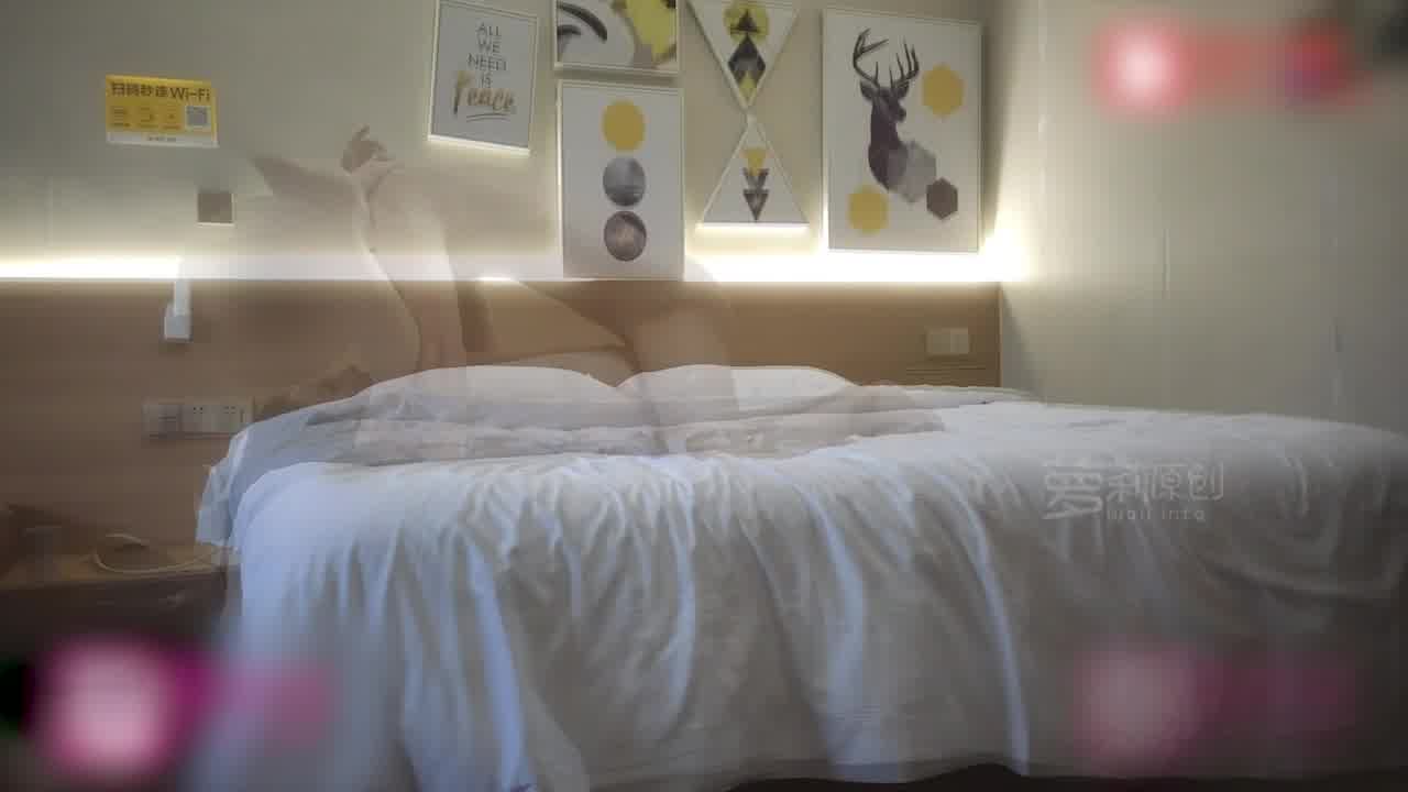  外围女探花鸡哥酒店约操极品性感瑜伽老师，身材柔软口活一流，还会按摩体验多种服务 #偷拍 的剧照7