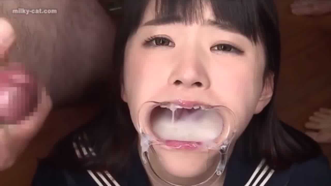  变态水手服女高中生强制饮精 的剧照2