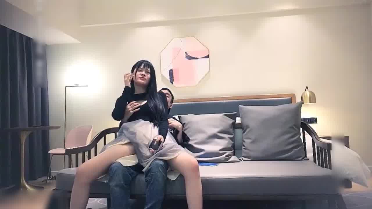  【午夜探花】非常骚气妹子啪啪，伸入内裤摸逼舔奶调情大黑牛玩弄猛操 的剧照4