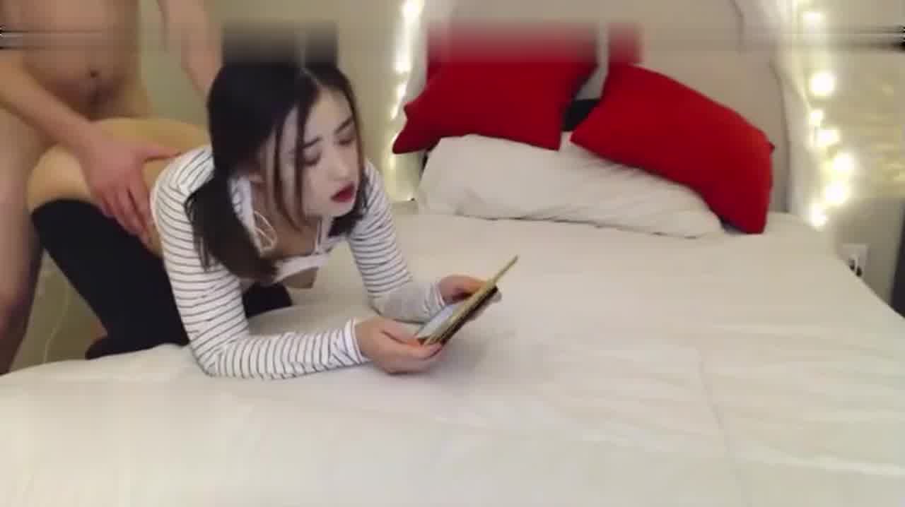  双马尾白虎小美女边玩手机边啪啪啪，尊重下我这粗大的JJ好不好 ！ 的剧照1