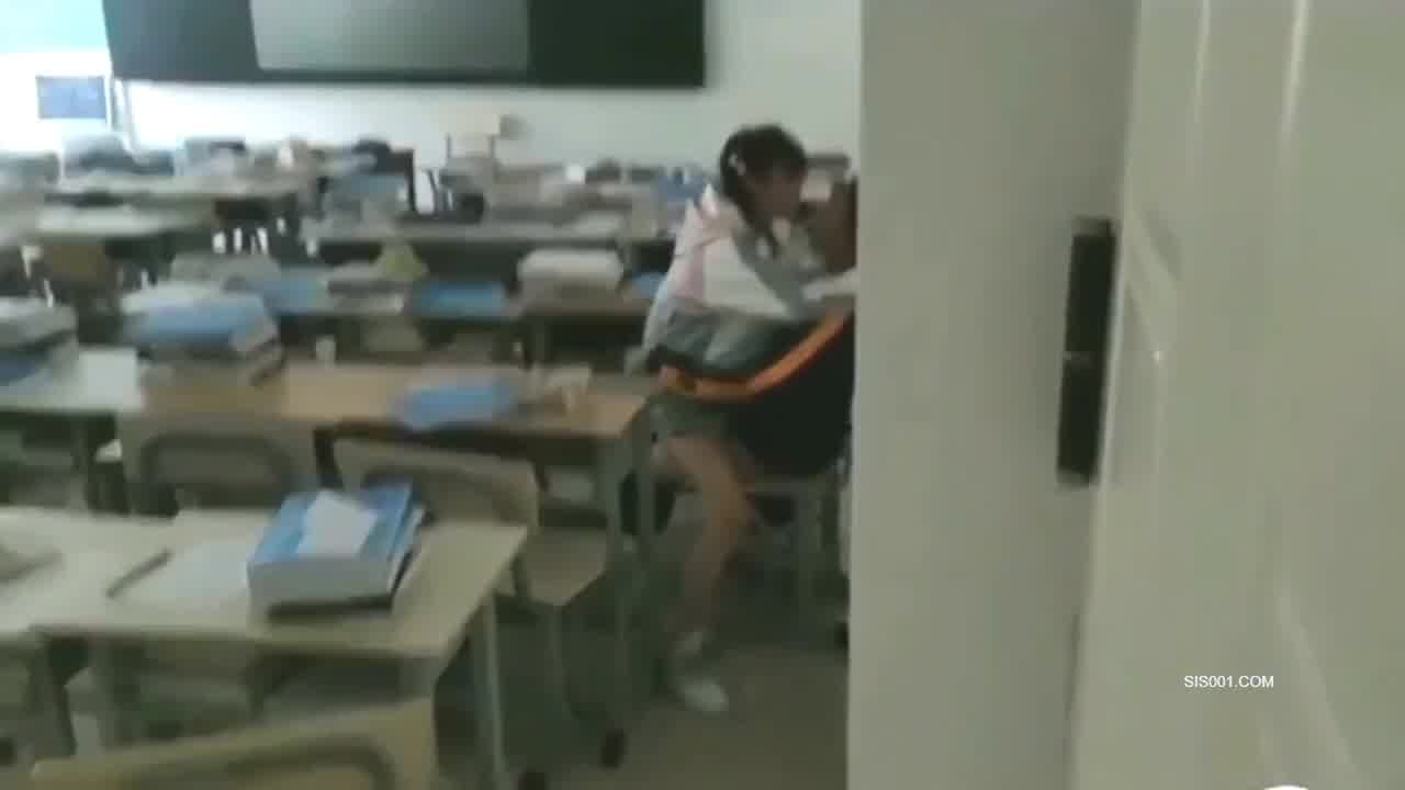  网曝门事件 偷窥初中同学在教室啪啪 的剧照3