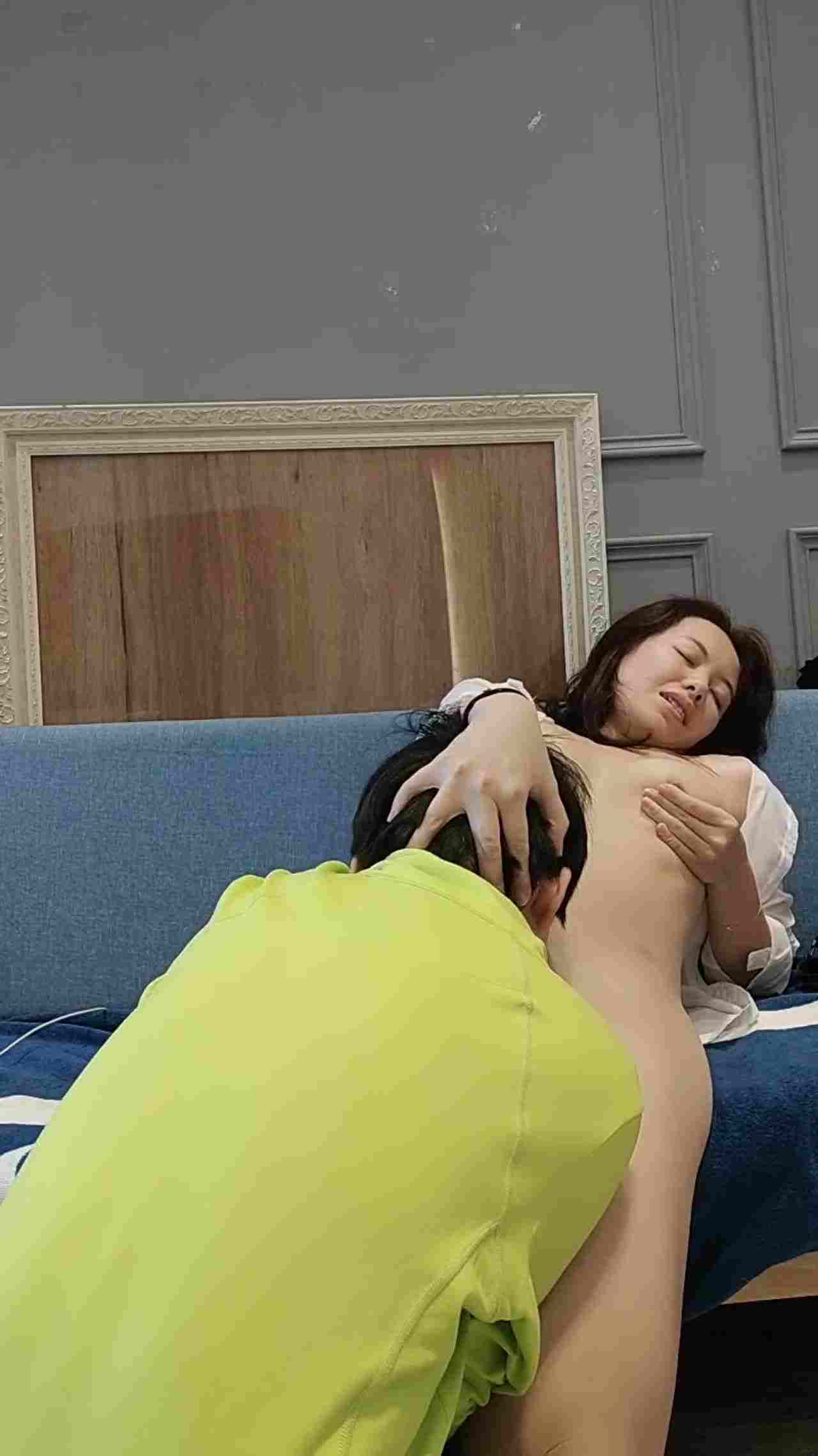  【母子乱伦】-有原则的妈妈，除了不让孩子操怎么玩都行，直播和观众开玩笑，赚钱给儿子读书 的剧照10