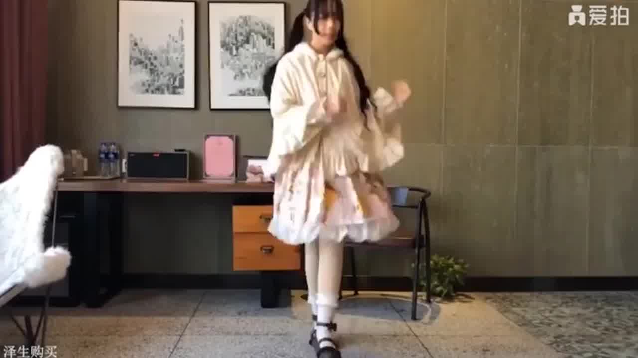  B站很火的舞蹈双马尾可爱美少女浆果儿，全裸宅舞 的剧照6