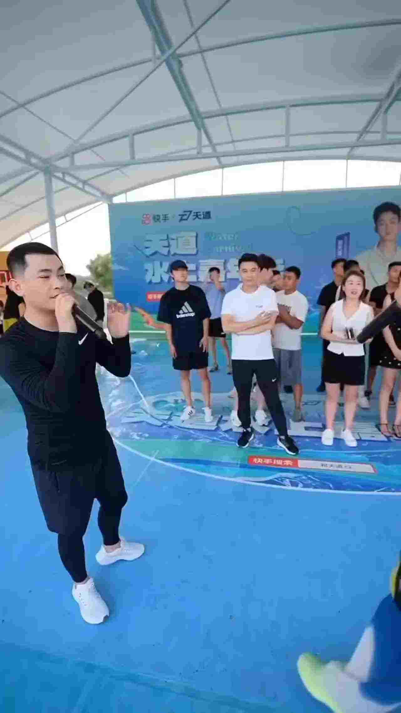  门事件 落水内衣都要走光 的剧照6