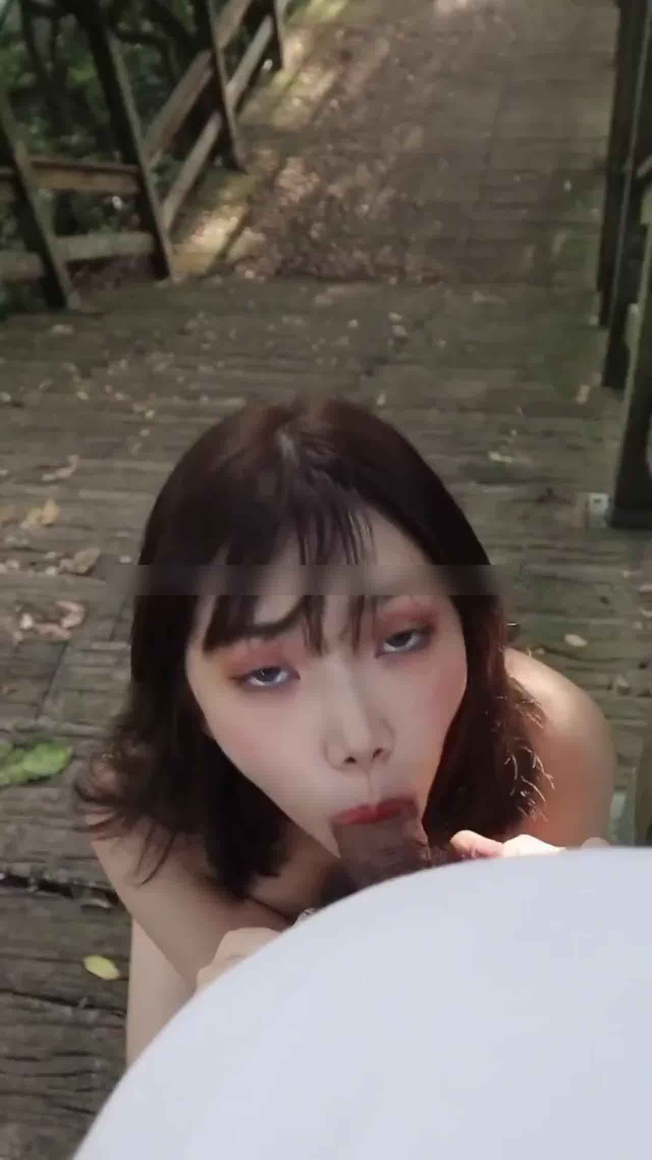  高价自购luna调教-户外口交吞精，嘴巴接尿喝完，旁边兄弟看着母狗口交还即兴创作了首rap唱了起来 的剧照2