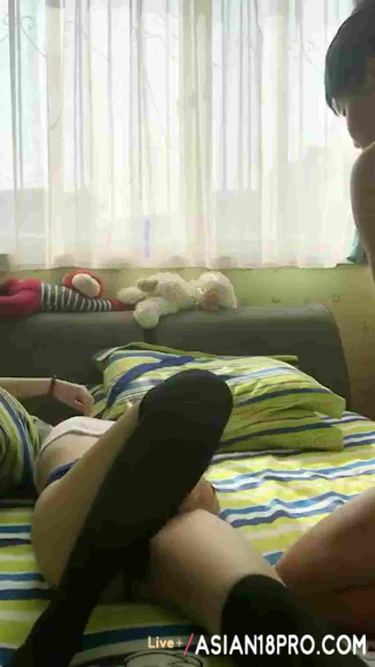  女友很贴心，穿好制服等我下班好好服侍 的剧照6