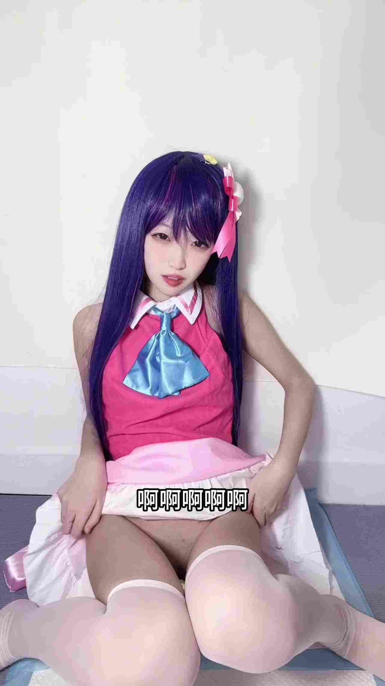  高价自购萝莉-颜值女神cos星野爱，收到粉丝寄来的道具体验，自慰爽到喷水，跳蛋塞进去震动太厉害跳出来 的剧照10