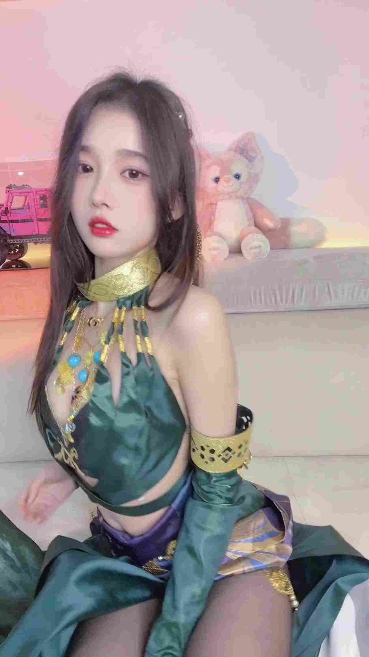  漂酿清纯正妹穿了好几套情趣套装私拍 超级反差骚 的剧照7