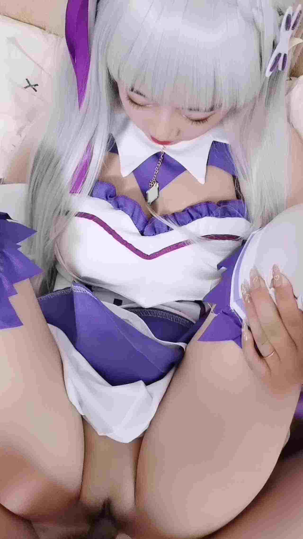  情人节cos艾米莉亚被哥哥无套内射(2) 的剧照9