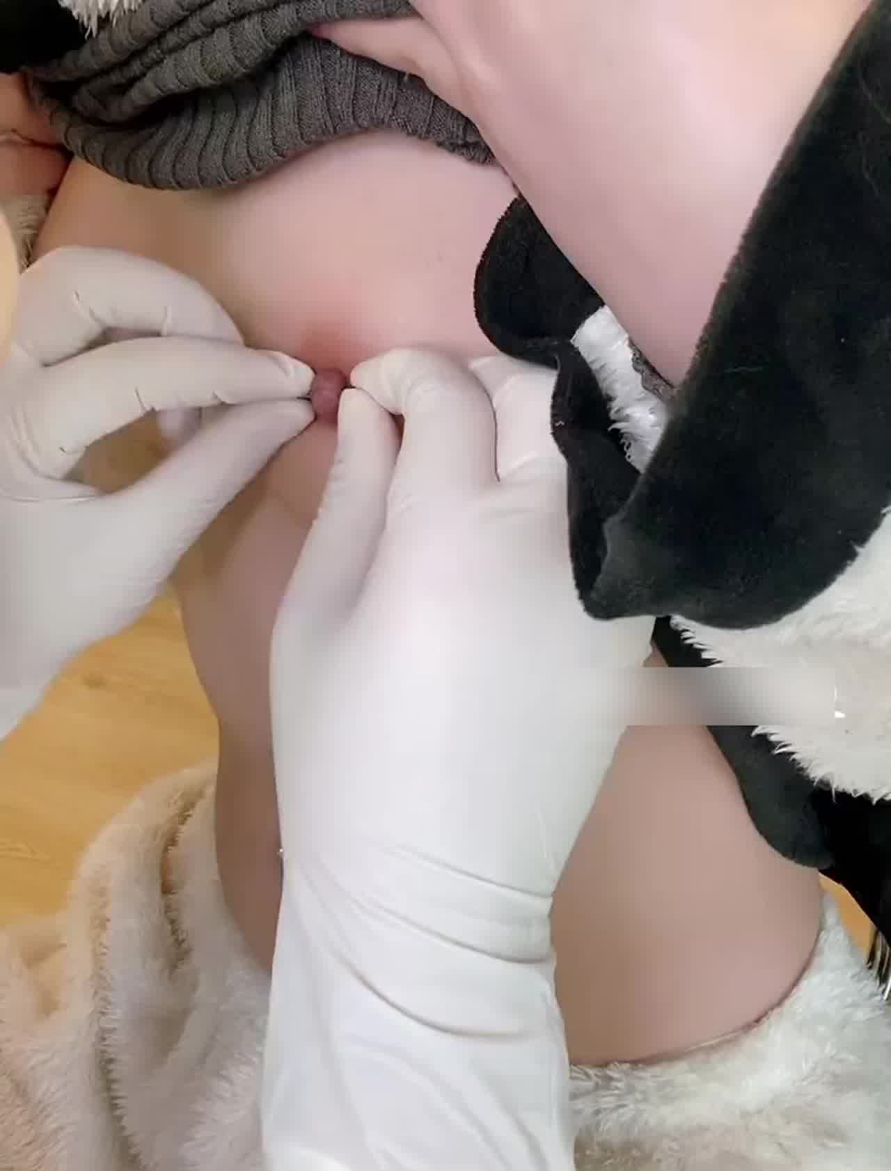  白嫩乳头插上乳钉 的剧照4