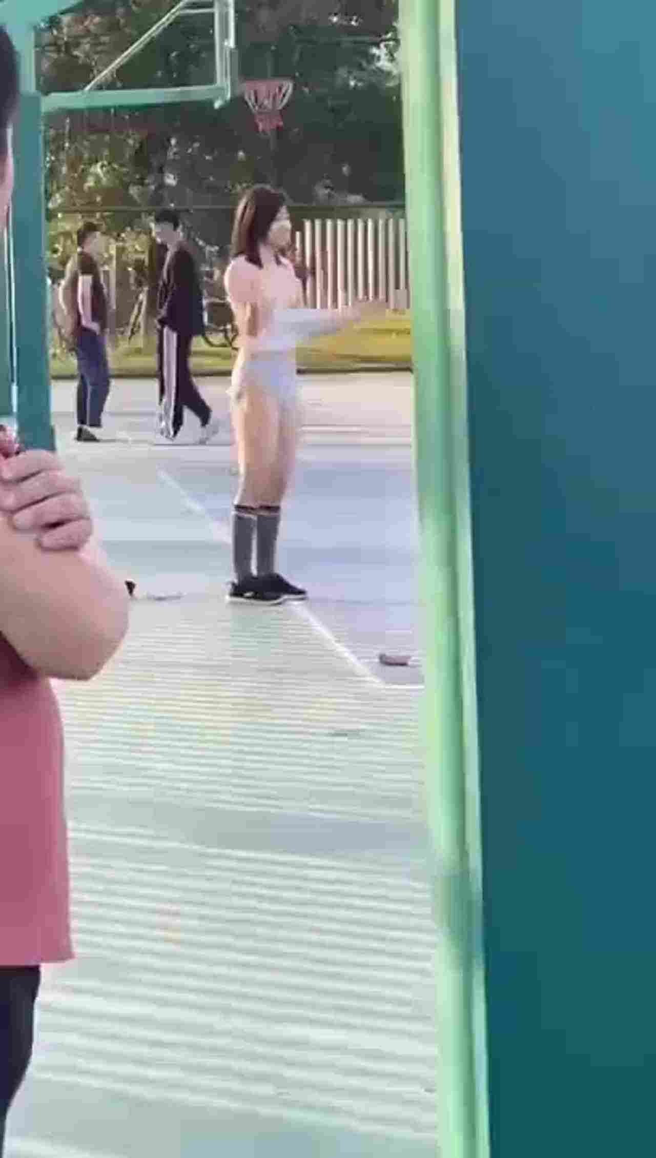  正妹球场脱衣加油，还是来帮倒忙的？看的大家整个懵掉了 的剧照4