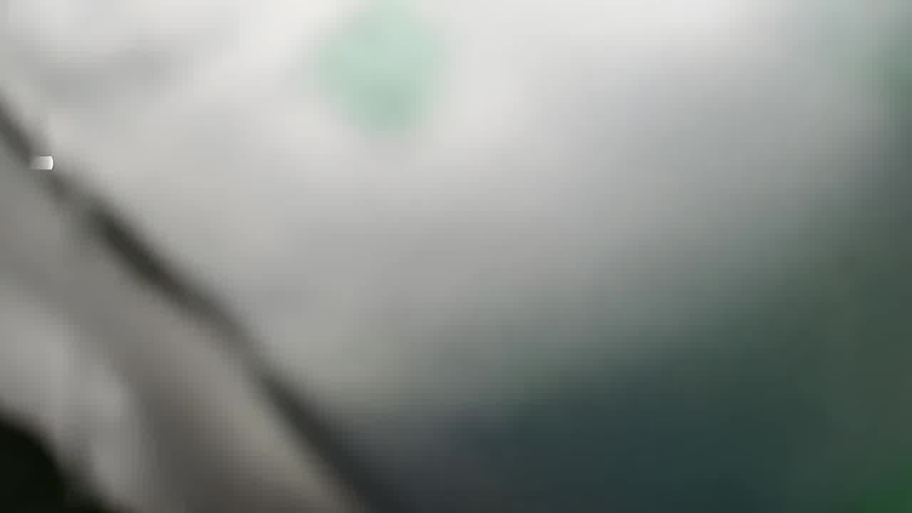  哥哥分享嫂子，直播乱伦大秀，蒙眼调教狗链锁喉自学狗爬 的剧照2