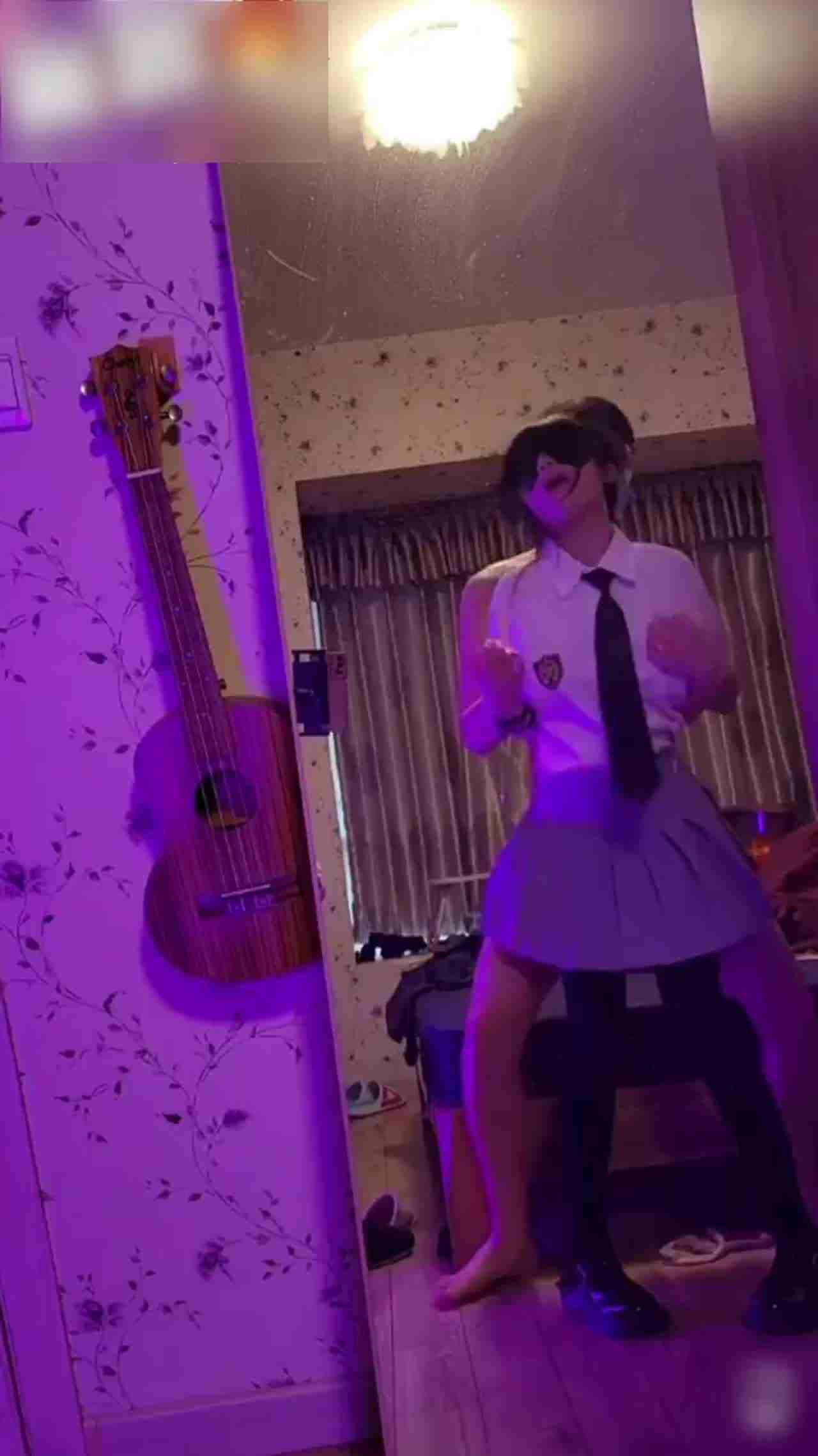  JK少女被猥琐男调教后入喷水，第一天又在猥琐男的奔驰上被车震内射 的剧照6