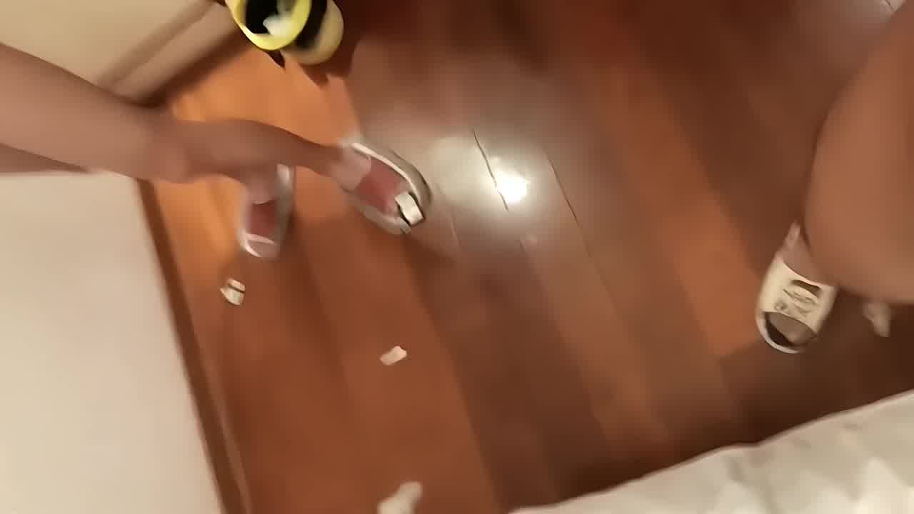  180大长腿车模被轮流抽插不停歇 的剧照8