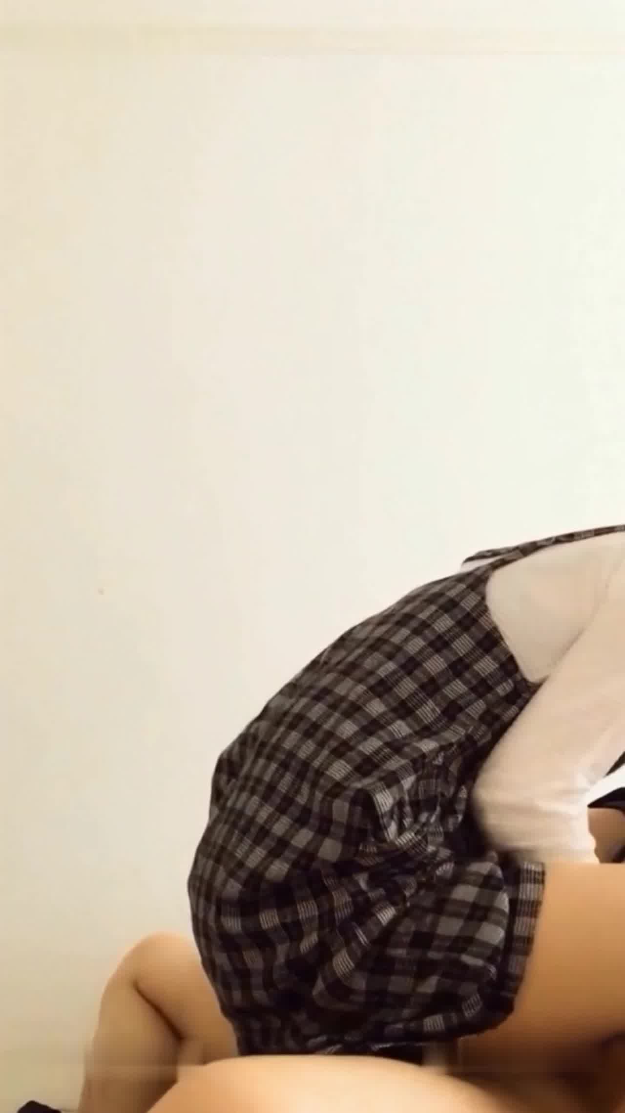  很久没见面的异地情侣下完火车回去掀开裙子就开操,憋坏了，掰开双腿看着自己被插,趴在屁股上狠狠射 的剧照2