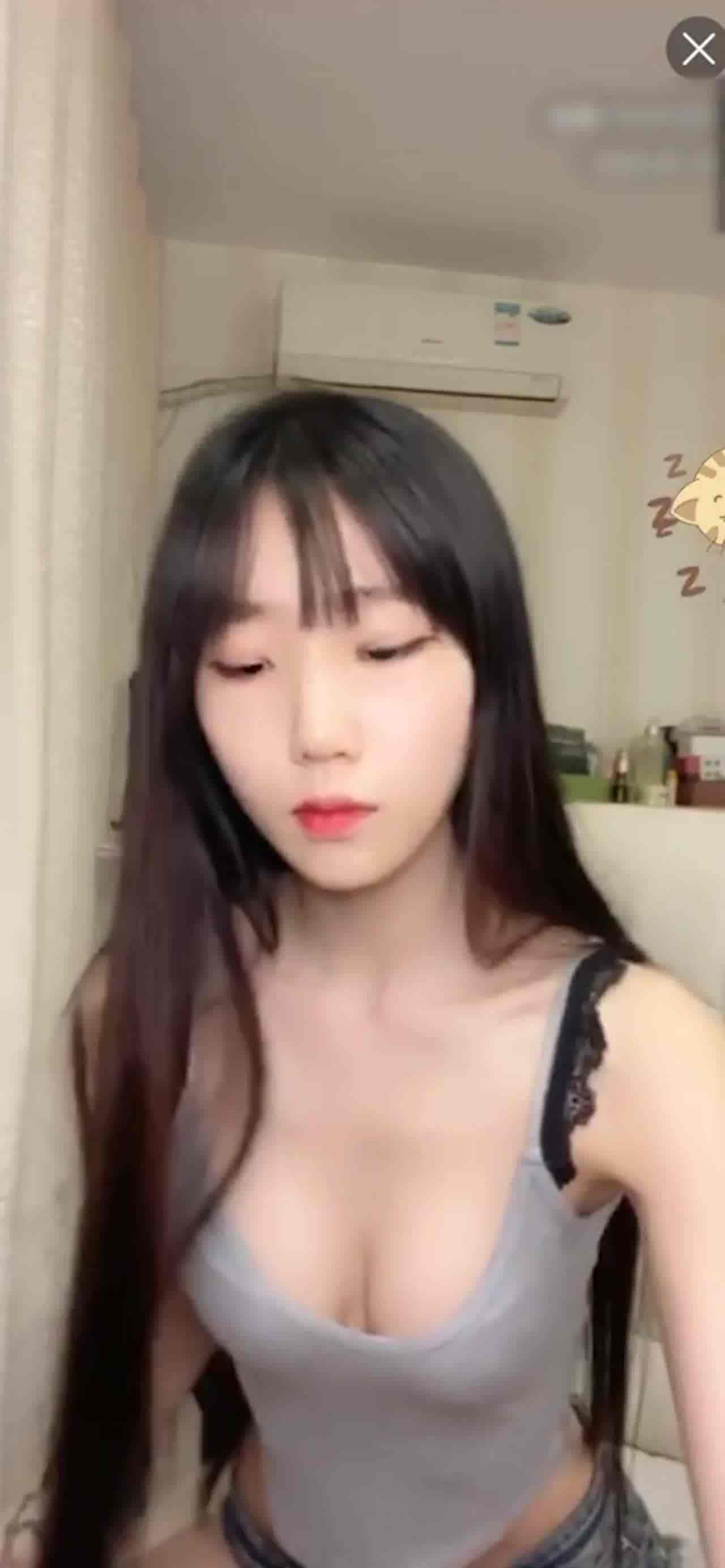  极品网红八月未央露脸火辣热舞 的剧照8