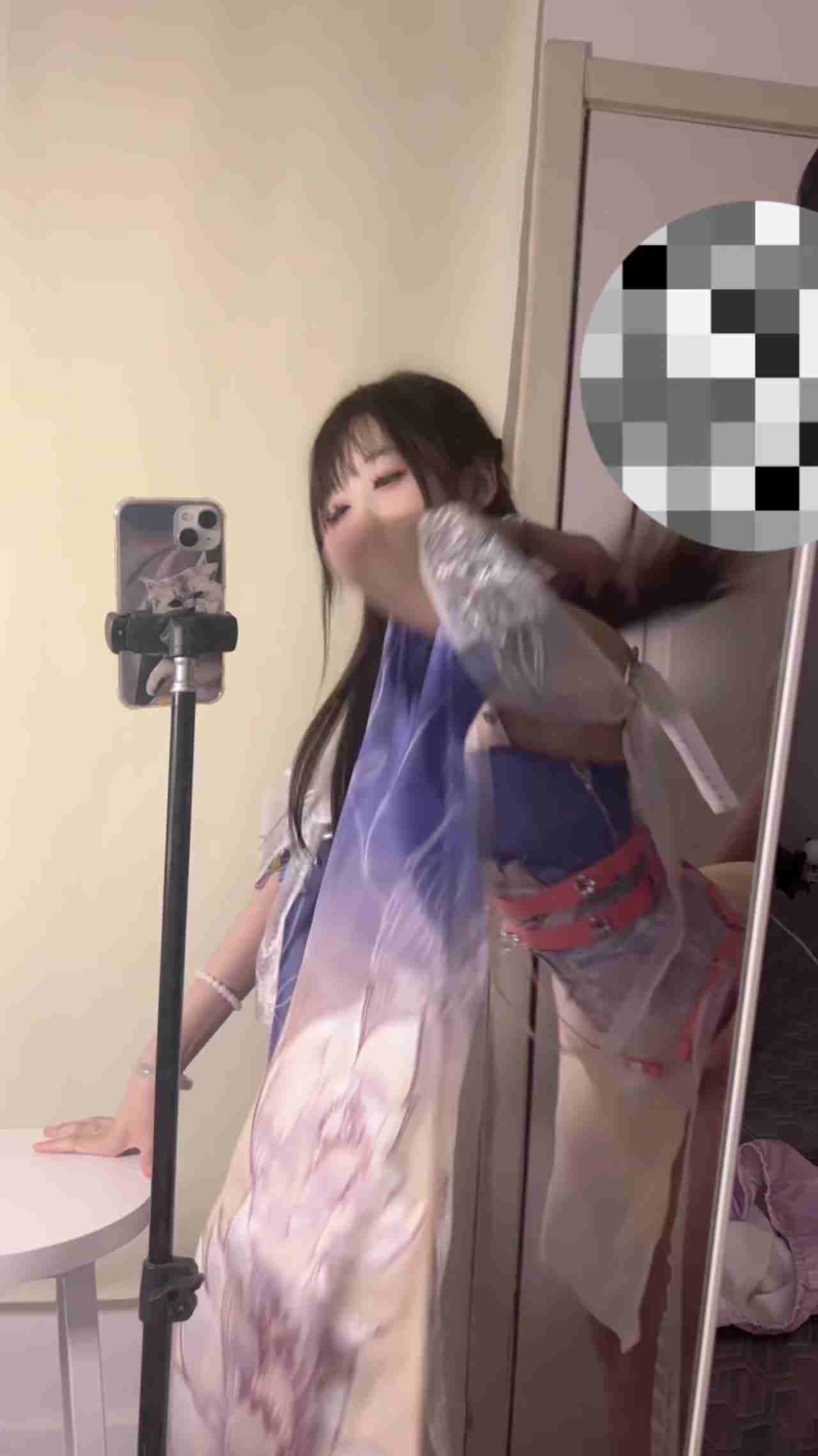  高价自购露脸萝莉-唯一一次做爱视频，与金主爸爸约炮拍摄，3k一次的快餐可以拍视频，高价自购的单片 的剧照1