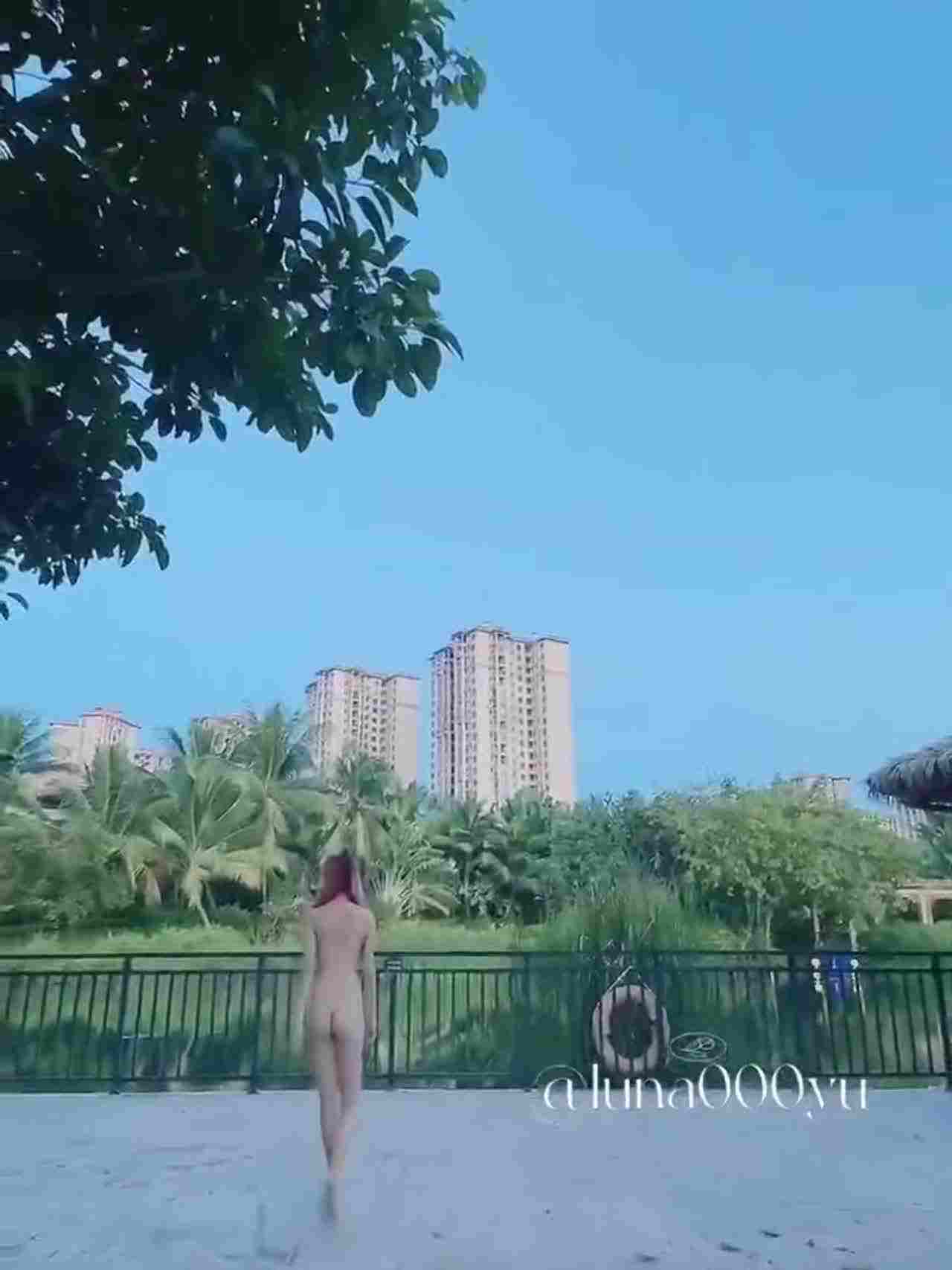  美女有裸癖好！大众场合不喜欢穿裤子阿 的剧照10