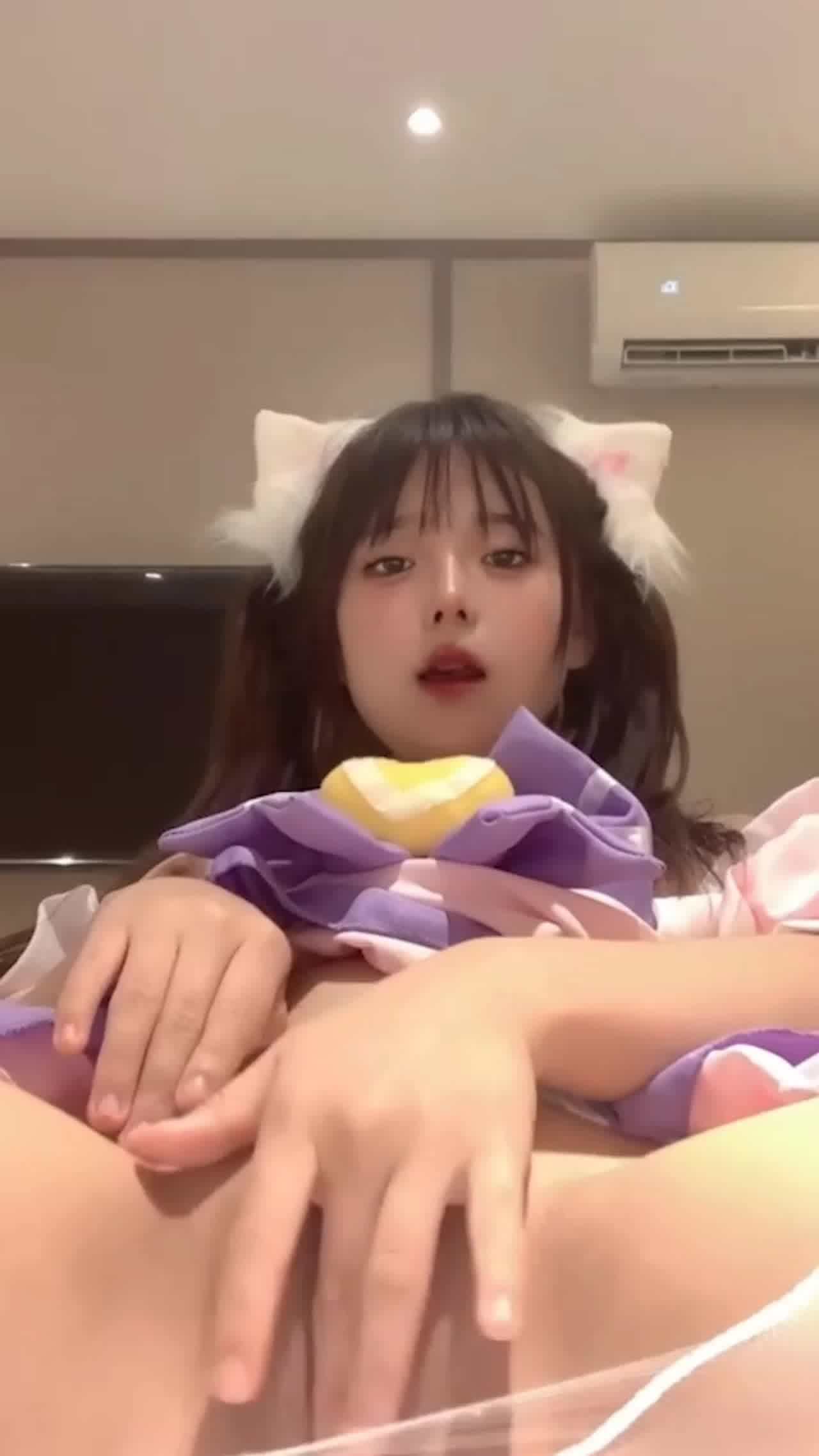  F奶小狐狸双马尾俏皮小萝莉一线天无毛鲍鱼自扣高潮出水 的剧照2