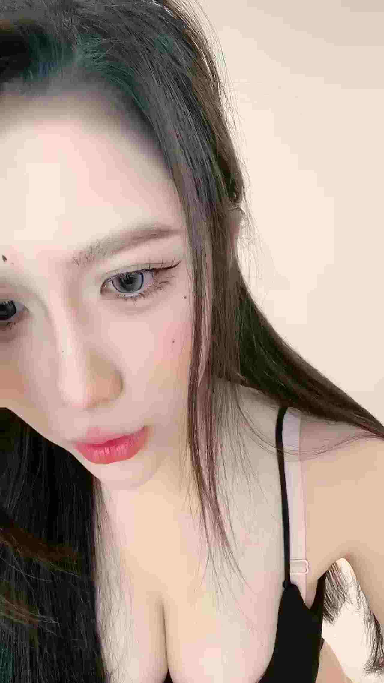  【糟糕！心动的感觉】超高颜值完美身材反差，经常翻白眼吐舌头自慰，真的太懂男人了，自慰还给小穴特写 的剧照1