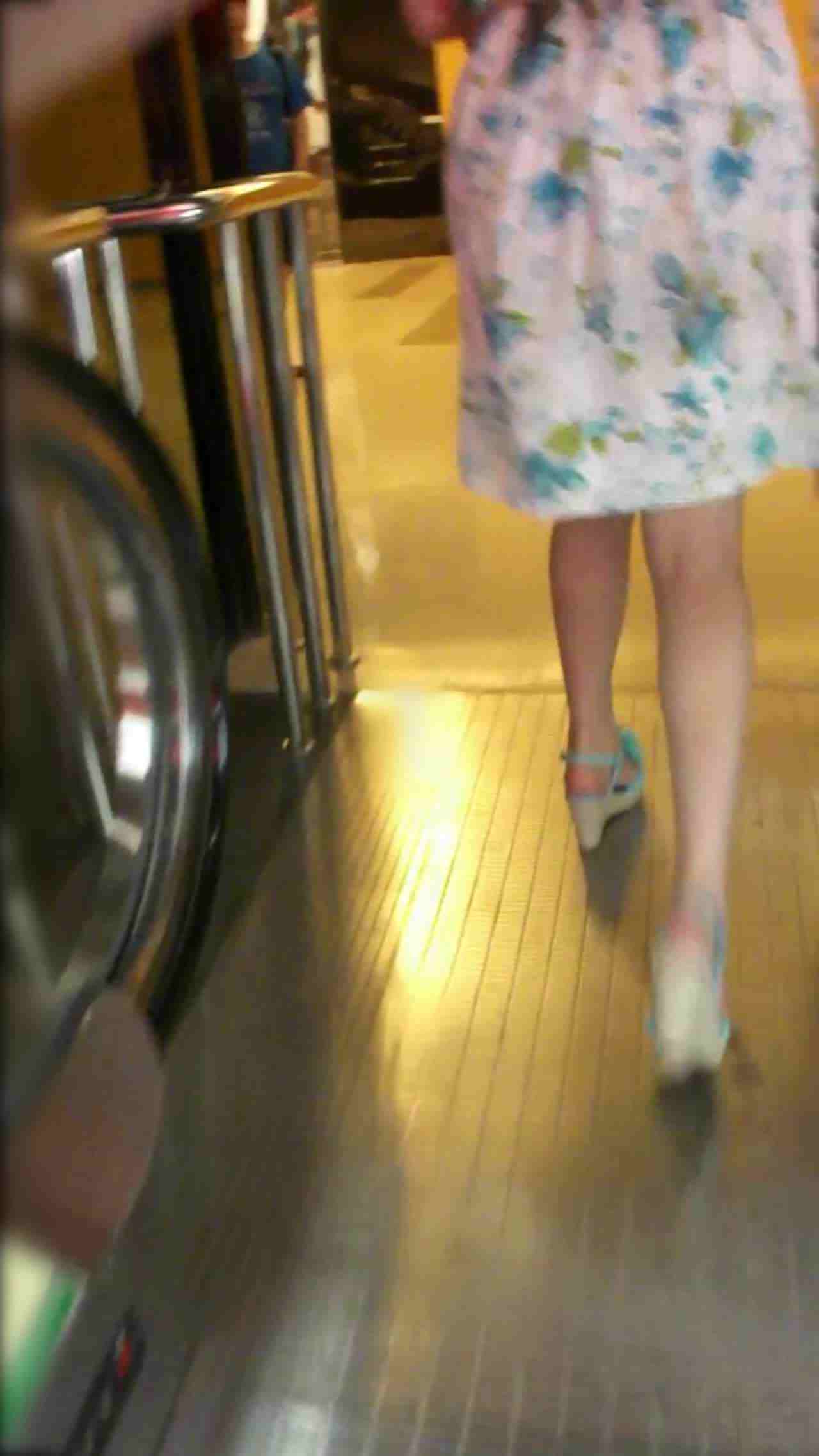  情侣逛商场偷拍别人女友裙底风光 的剧照9