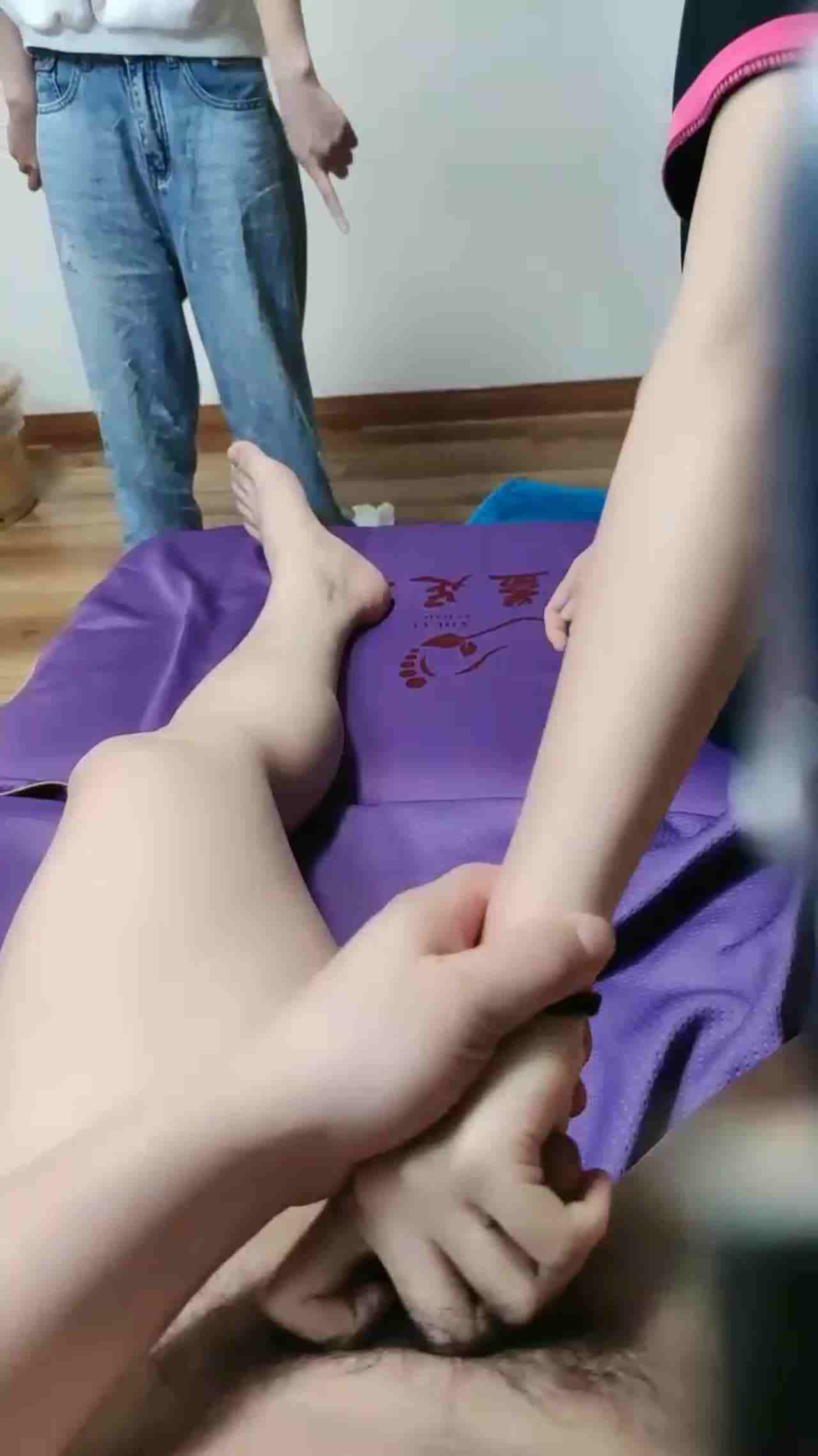  老婆抓到老公在按摩店 然后就3P了 的剧照9