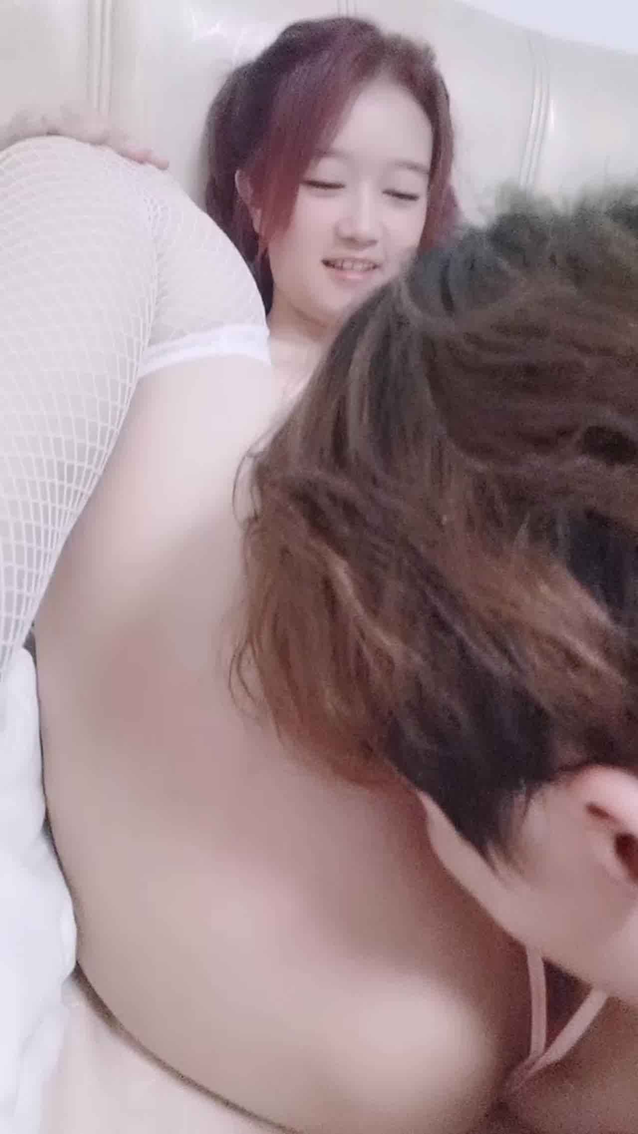  平时乖乖的小萝莉约粉丝团小哥哥一起(1) 的剧照1