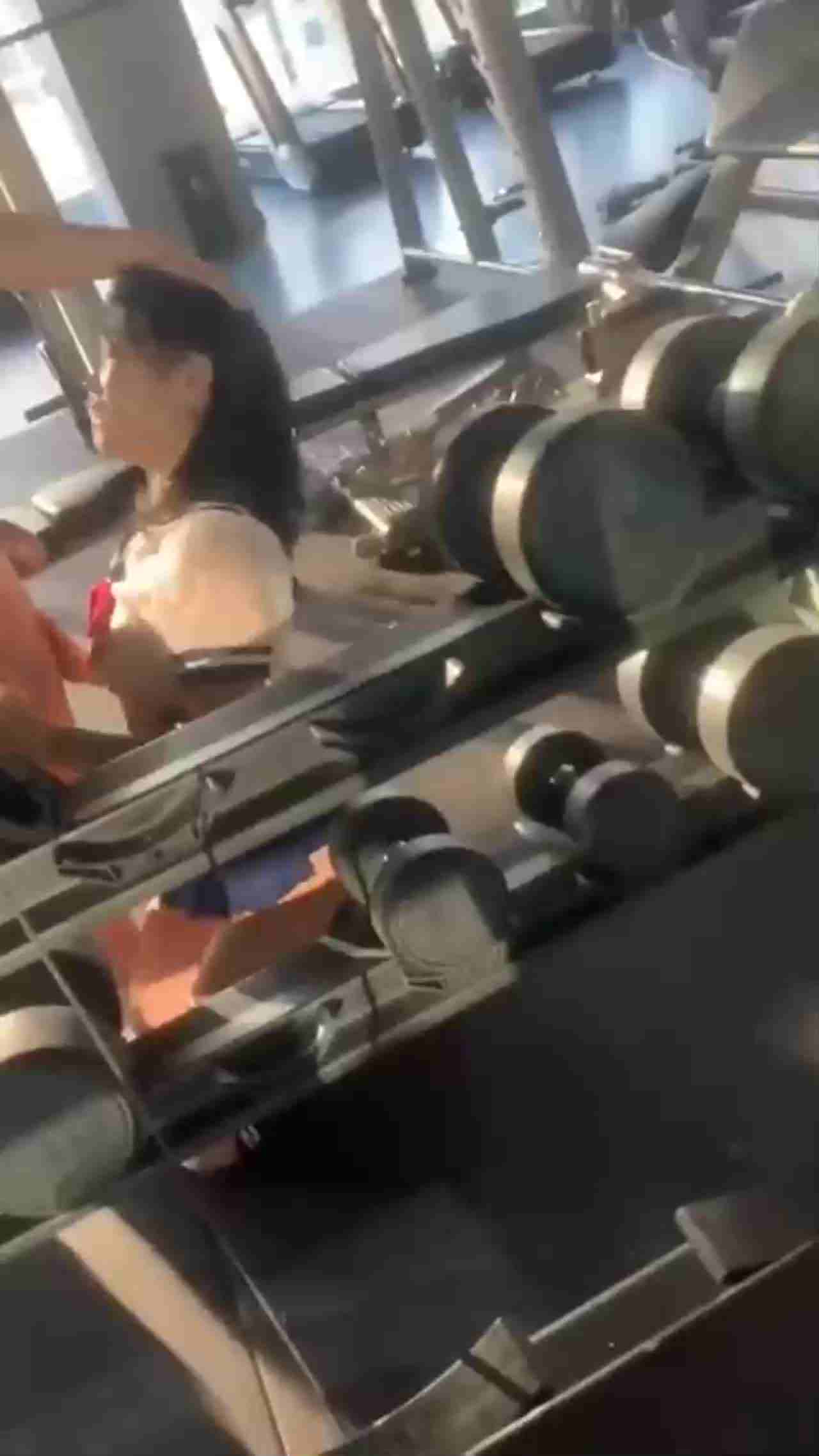  淫荡健身学生口爆教练大肉棒 的剧照9